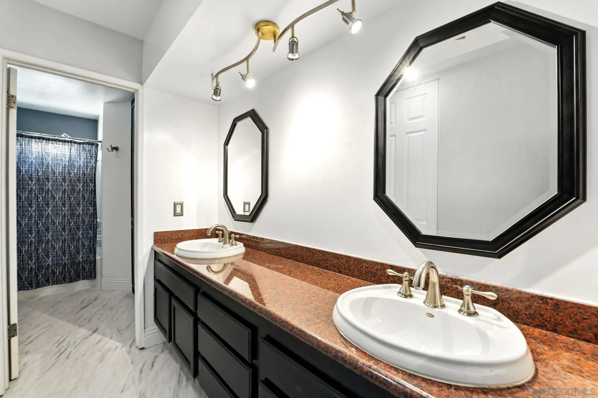 https://cdn.realtyfeed.com/cdn/127/250037456/b6e1ef67acf2b42451a05d6812420346.webp