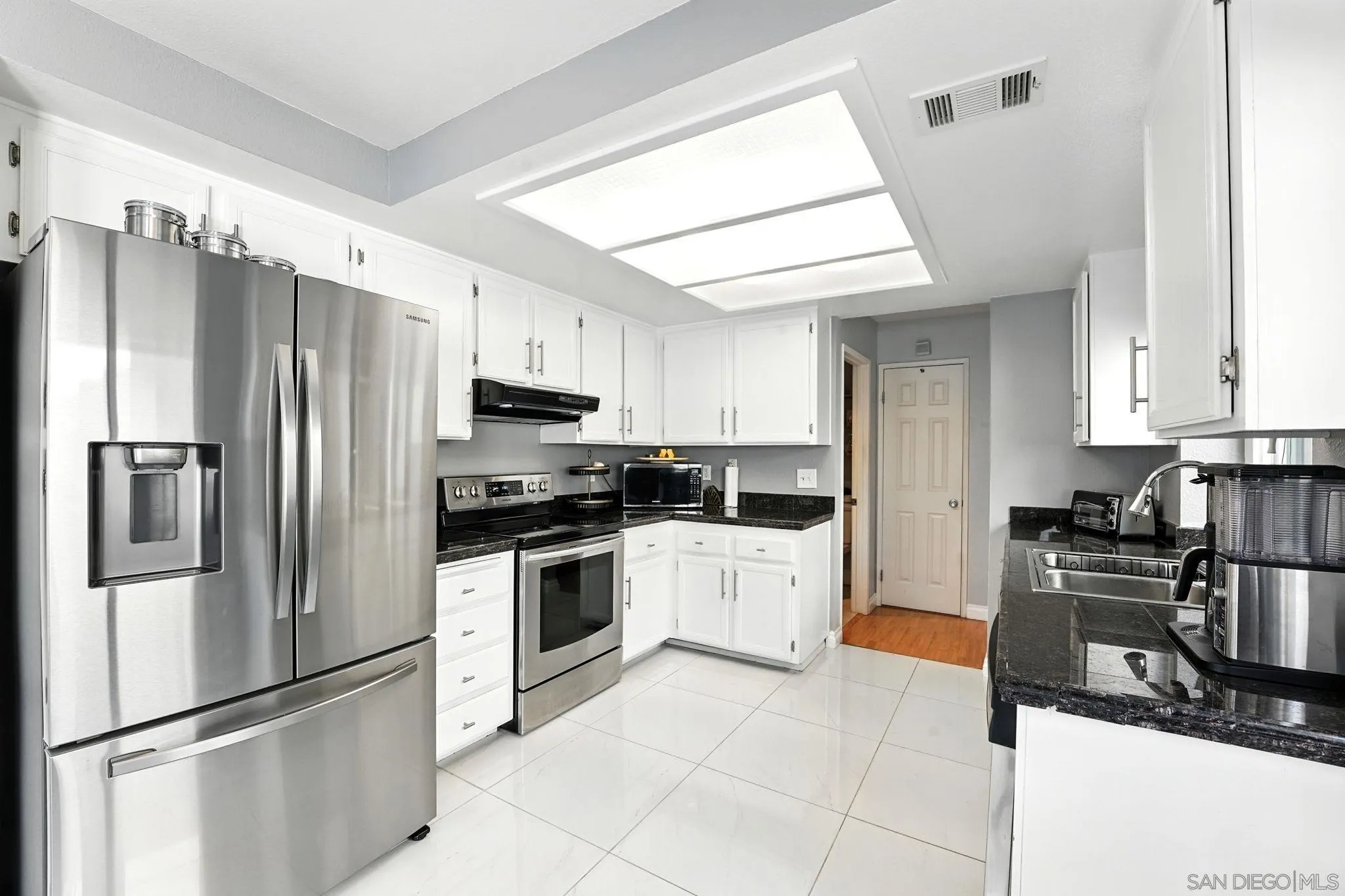 https://cdn.realtyfeed.com/cdn/127/250037456/d8087dc8e86898e0b5d19c34127a40de.webp
