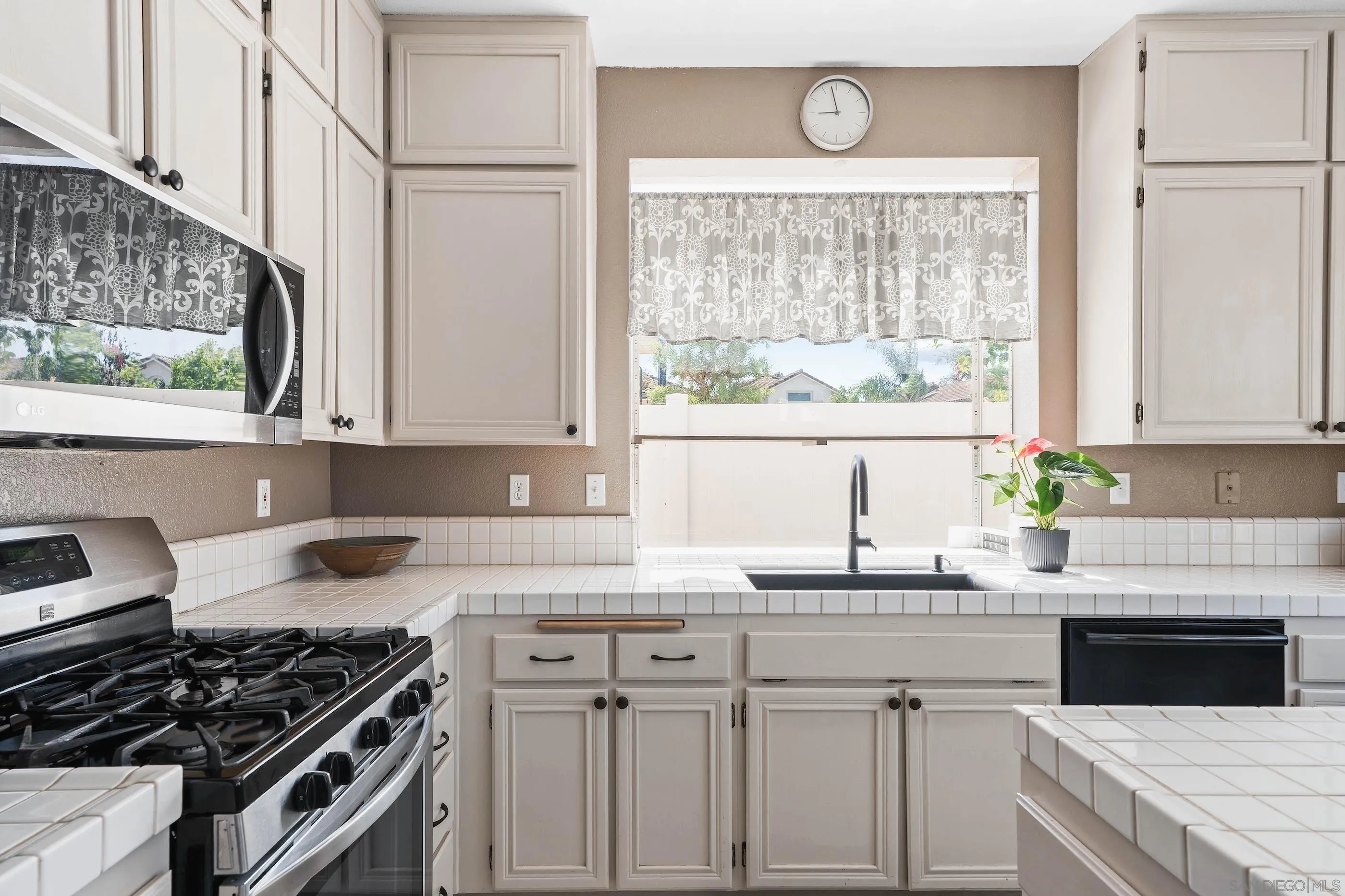 https://cdn.realtyfeed.com/cdn/127/250037458/49612162657420245dc798123f62ed29.webp