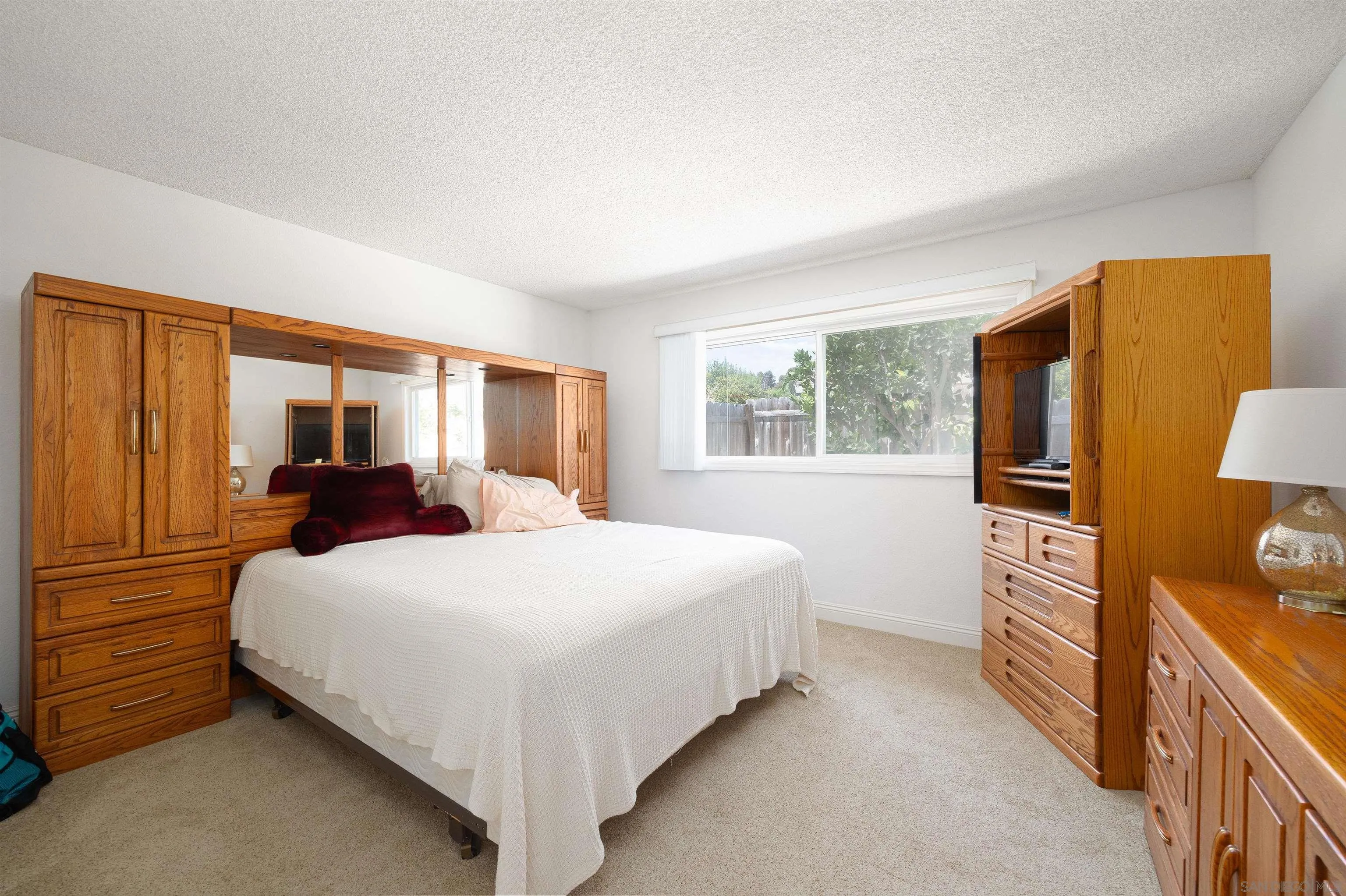 https://cdn.realtyfeed.com/cdn/127/250037459/d79d413e7e8527b646bec9d56da7af70.webp