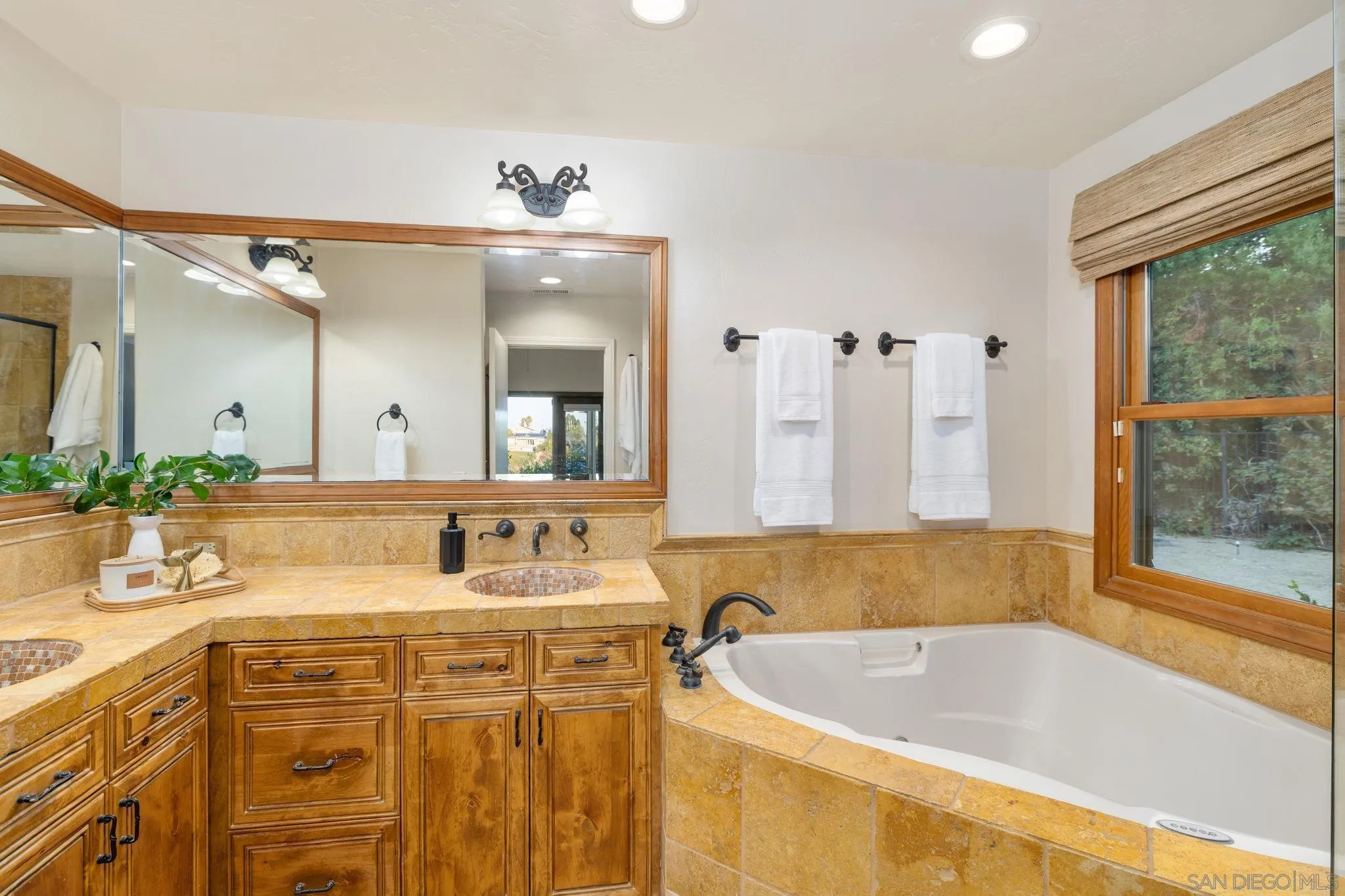 https://cdn.realtyfeed.com/cdn/127/250037470/dbc333c82b6af8ed270e0062c1338eff.webp