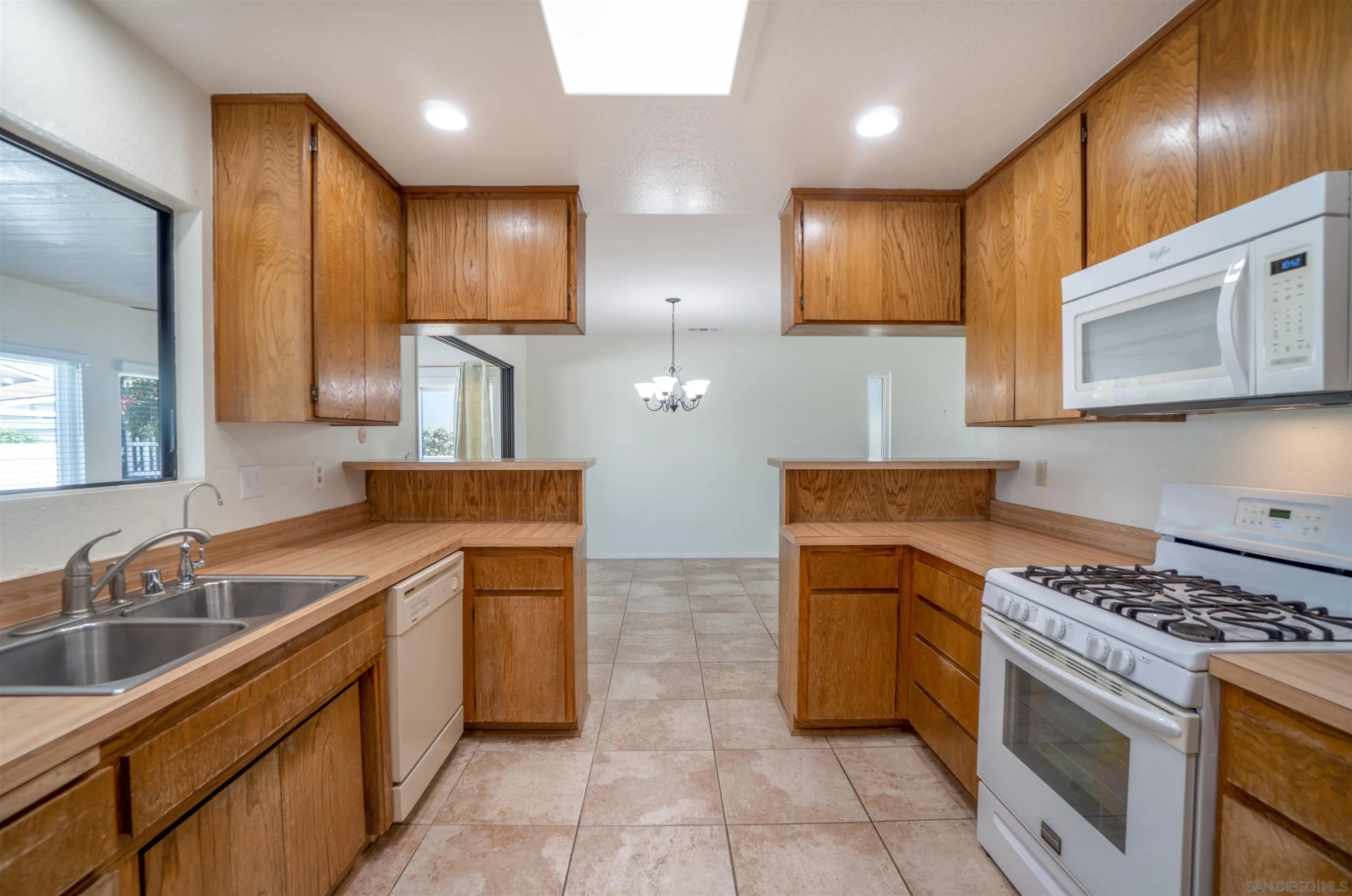 https://cdn.realtyfeed.com/cdn/127/250037495/0c2f113455f27d976927682799a30f73.webp