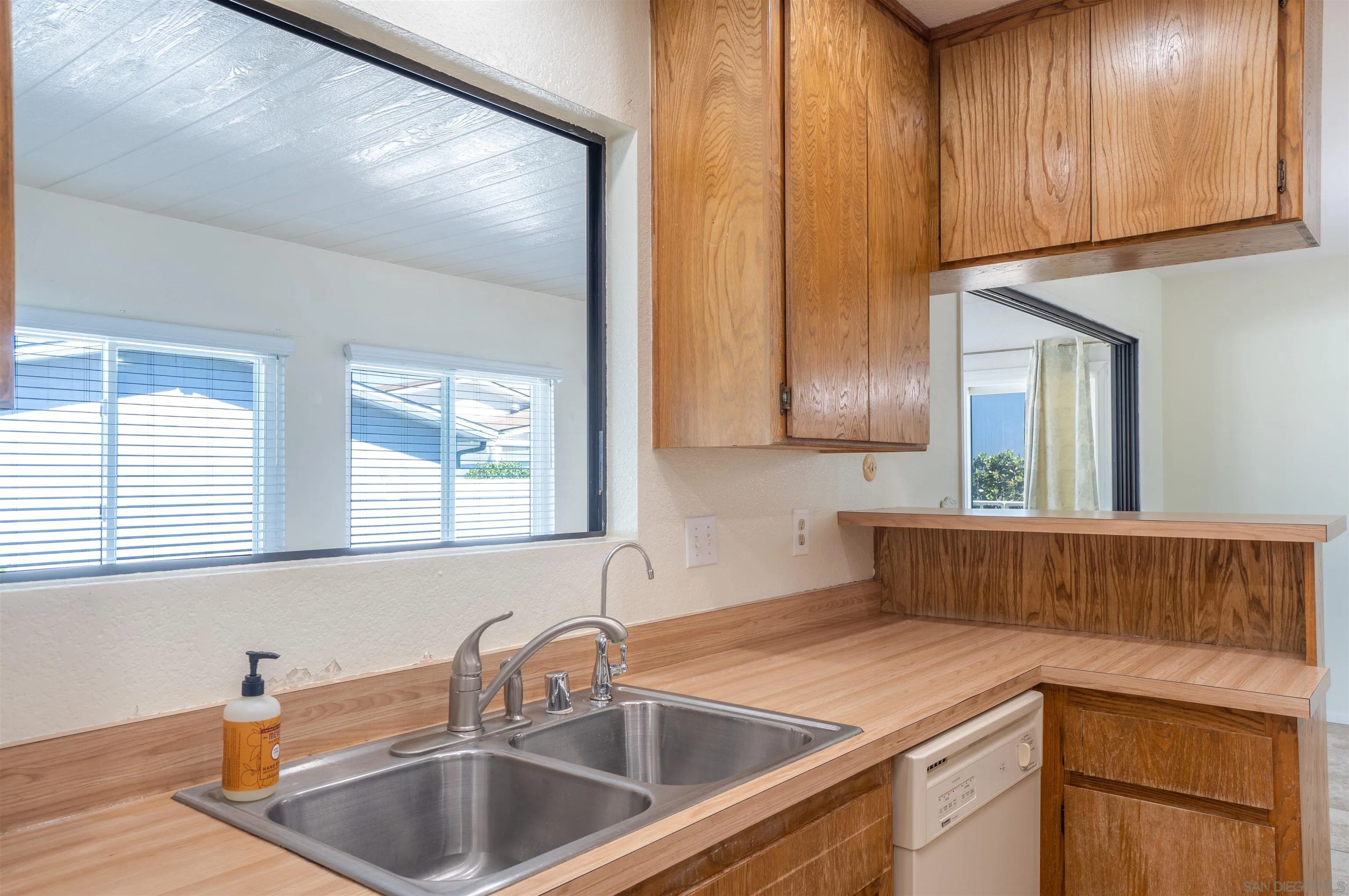 https://cdn.realtyfeed.com/cdn/127/250037495/b657517578eca47e6cf6191f24e8b57a.webp