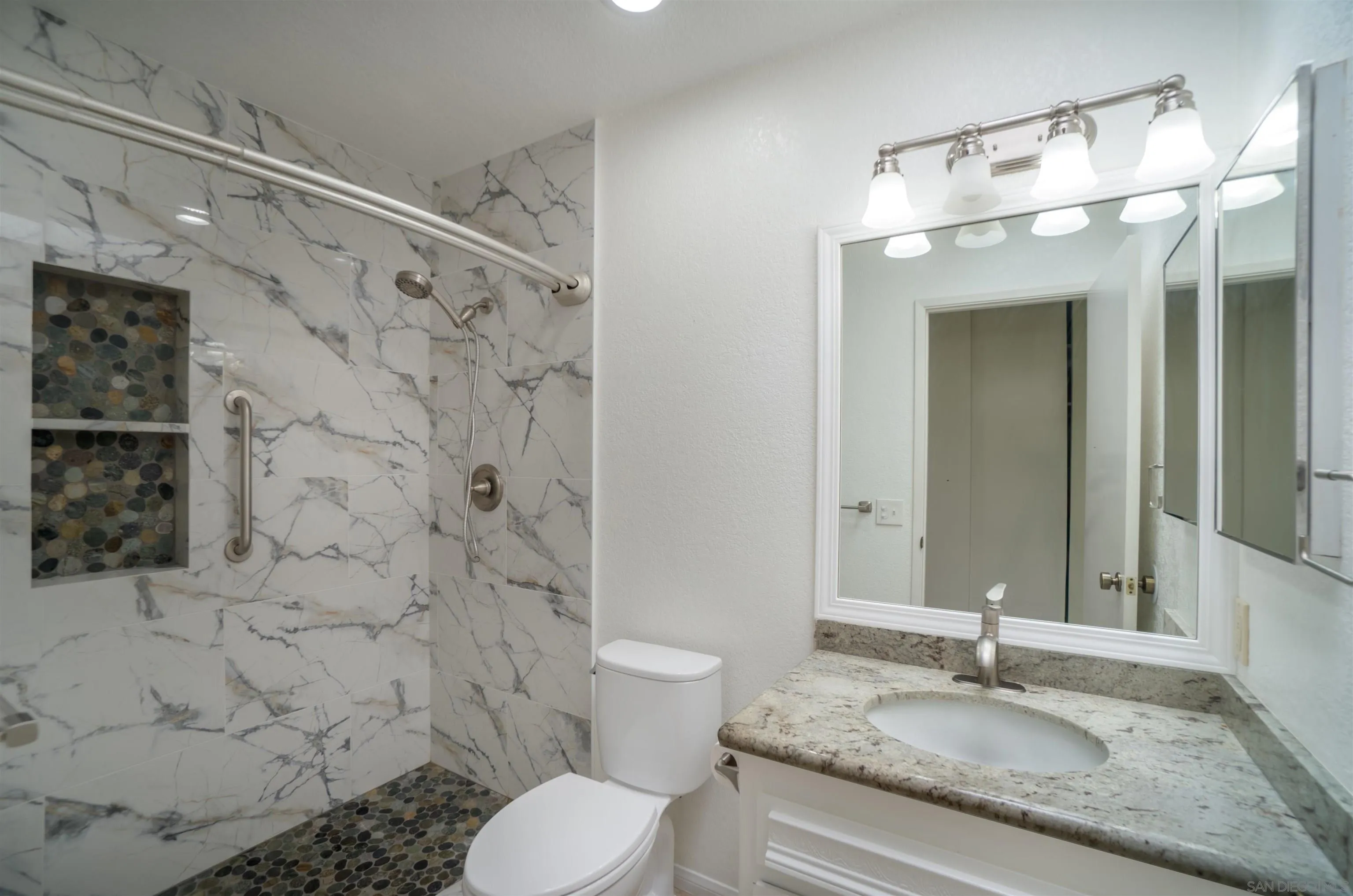 https://cdn.realtyfeed.com/cdn/127/250037495/ff69aa5a836c831d60c15f326fe594c8.webp