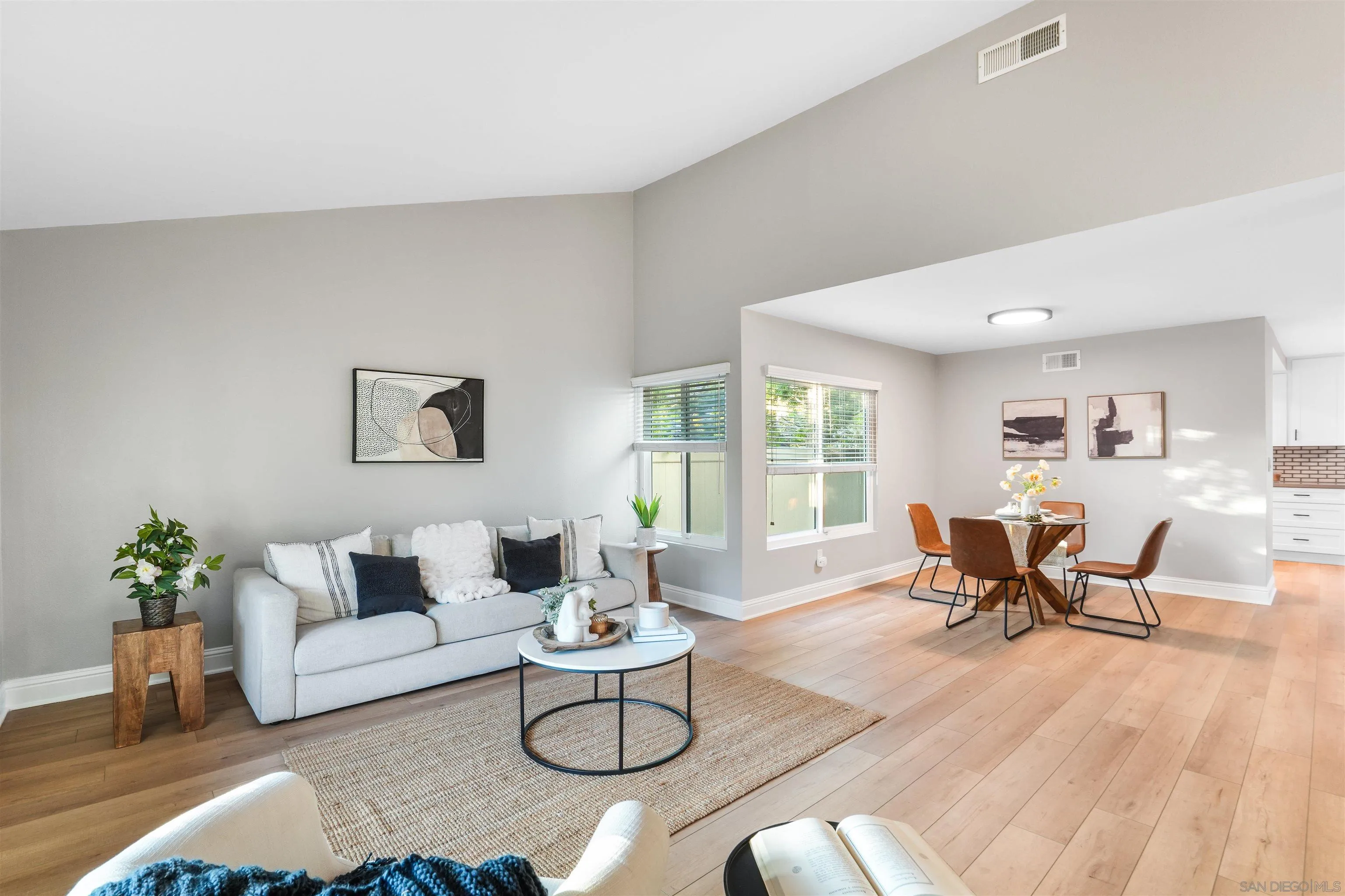 https://cdn.realtyfeed.com/cdn/127/250037518/0a20e66be3ad85261f74bd11ff0b2d2f.webp