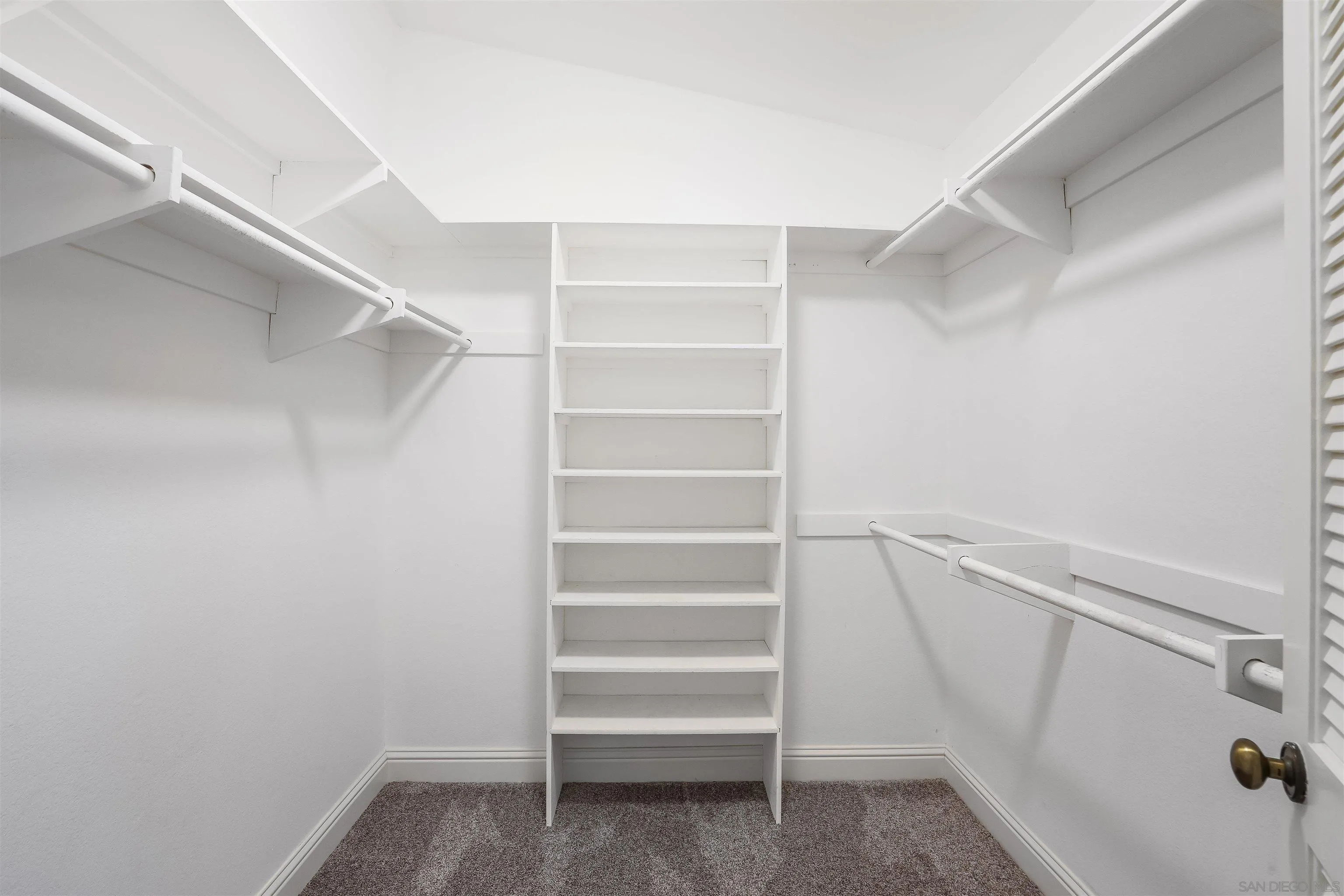 https://cdn.realtyfeed.com/cdn/127/250037518/77bf1b2e697d806d708ac641900af57a.webp