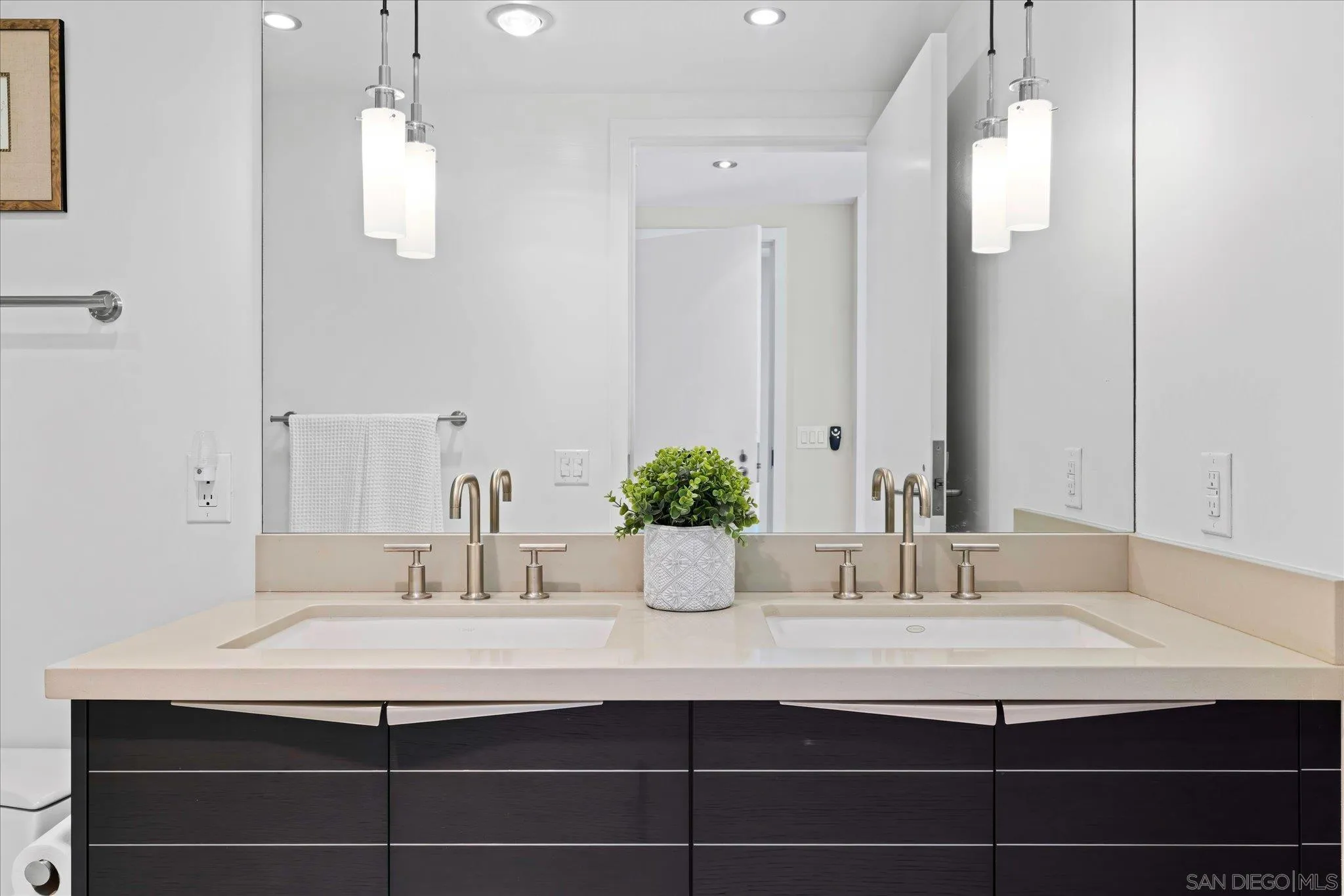 https://cdn.realtyfeed.com/cdn/127/250037519/ba8edab291579c3de8d6dc7725f45c24.webp