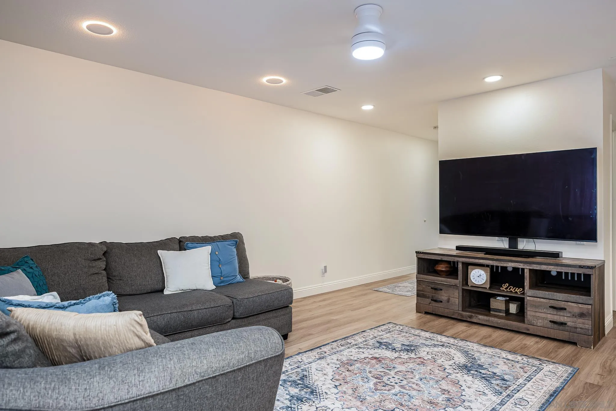 https://cdn.realtyfeed.com/cdn/127/250037529/fc93f963bae848e6b499c194b2e1b83e.webp