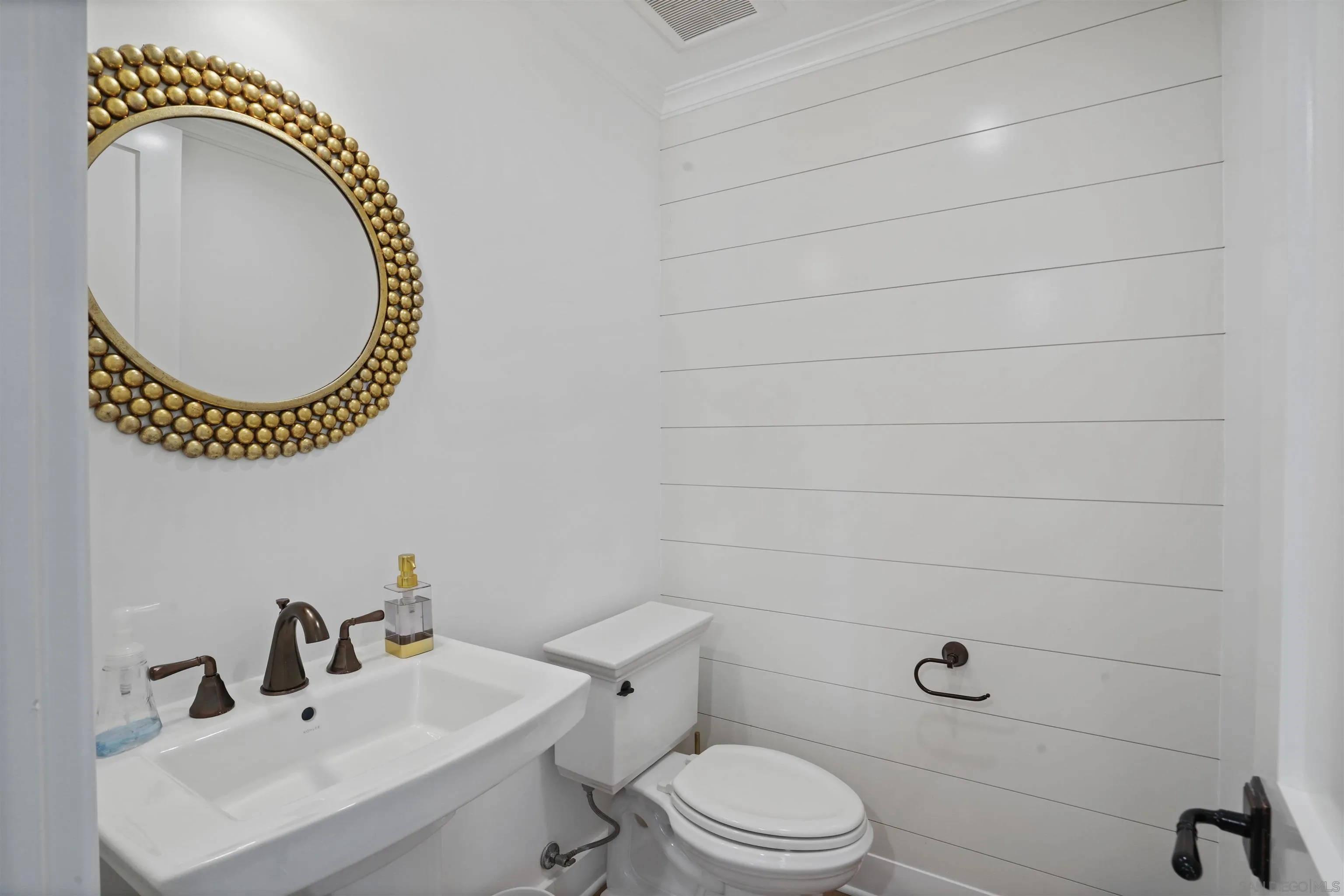 https://cdn.realtyfeed.com/cdn/127/250037545/a5df673e7df44fb1bf62ab78af6948f3.webp