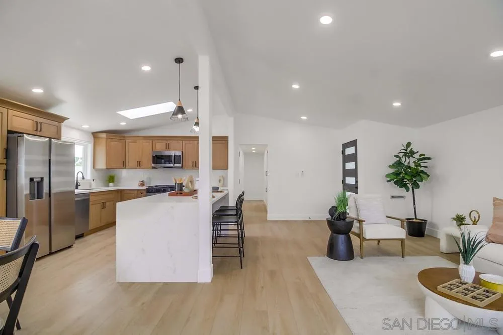 https://cdn.realtyfeed.com/cdn/127/250037547/95d908f2c48edcfab8142cd644a38b50.webp
