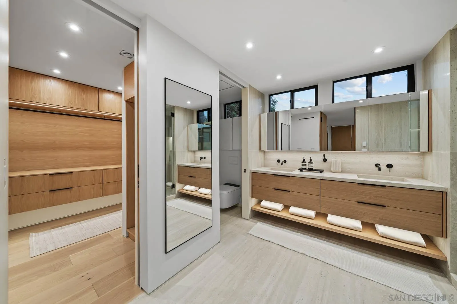 https://cdn.realtyfeed.com/cdn/127/250037561/5d03f23f6cbeaeec01baf4b493351107.webp