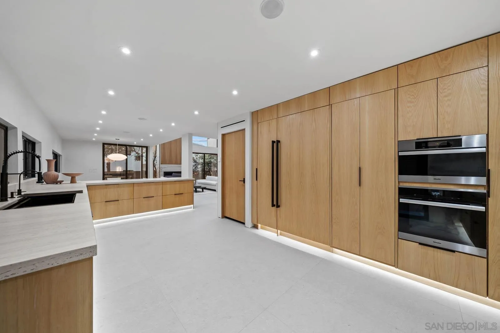 https://cdn.realtyfeed.com/cdn/127/250037561/bfeada83a631f80f10441a1295ba06df.webp