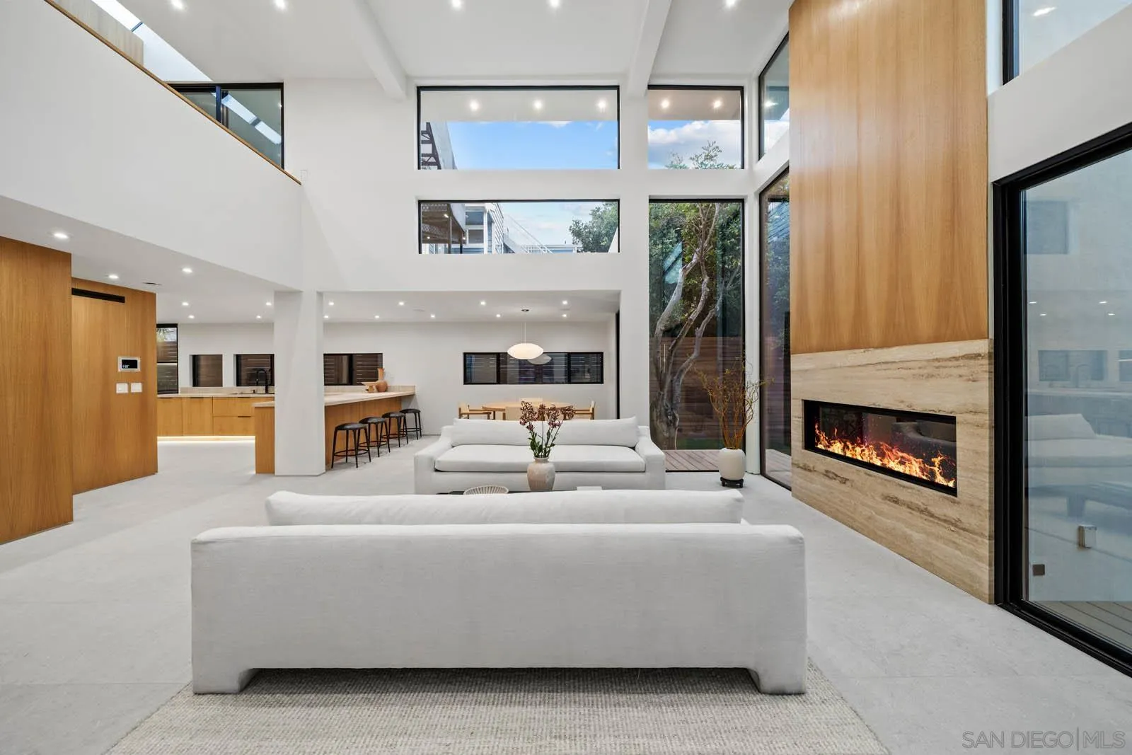https://cdn.realtyfeed.com/cdn/127/250037561/f8bf346487417bb784c580620c850d93.webp