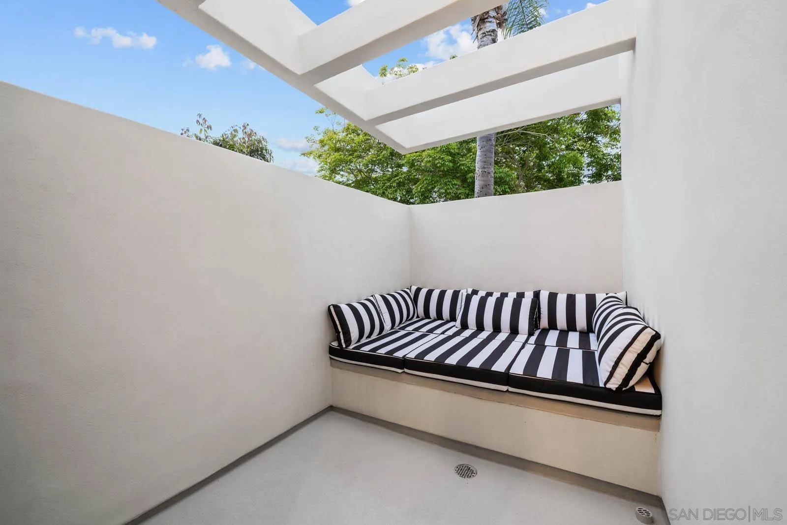 https://cdn.realtyfeed.com/cdn/127/250037561/ff810cf44121b9c74c2f9862ff7f363e.webp