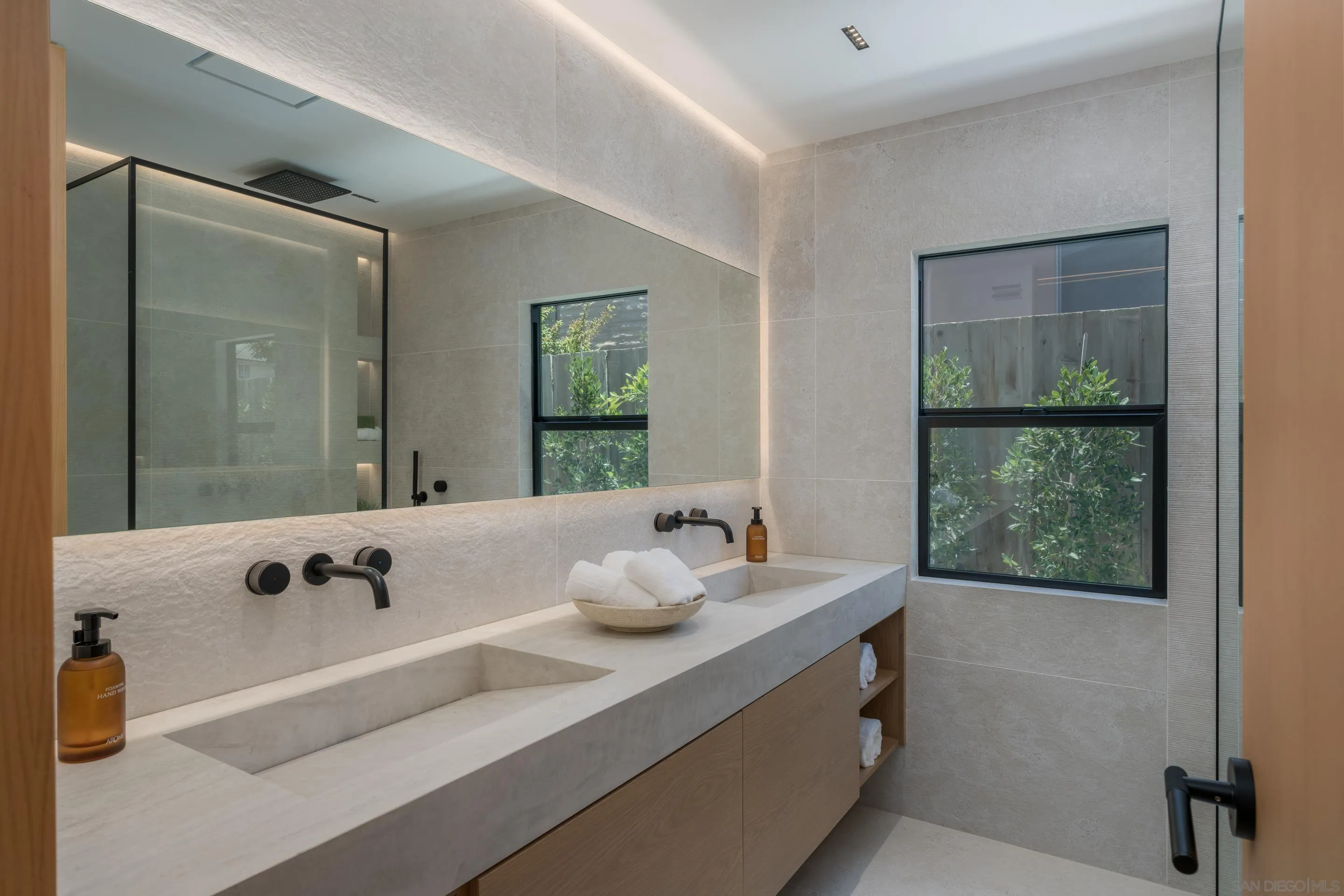 https://cdn.realtyfeed.com/cdn/127/250037564/7f293949ec6a7dc24f7f038c47ec1f49.webp
