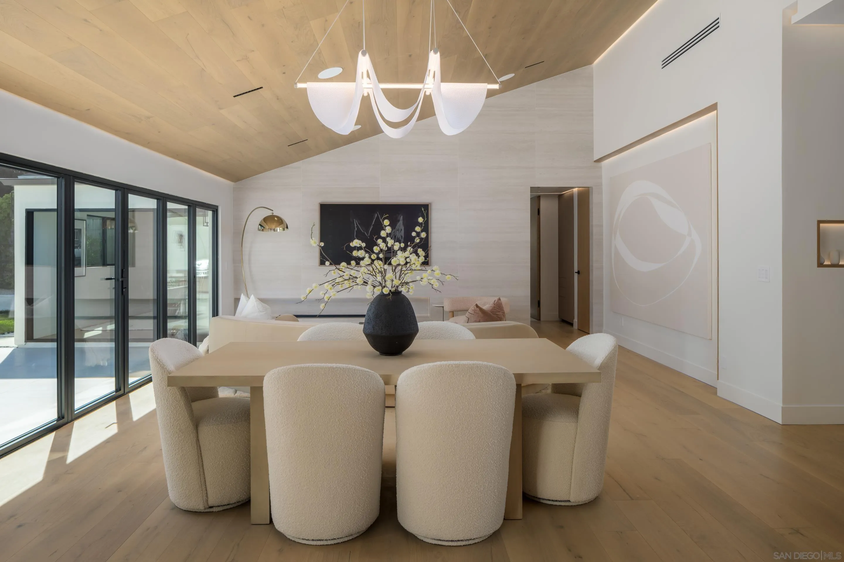 https://cdn.realtyfeed.com/cdn/127/250037564/c723f9092a279b382c07f6d4b9733b4c.webp