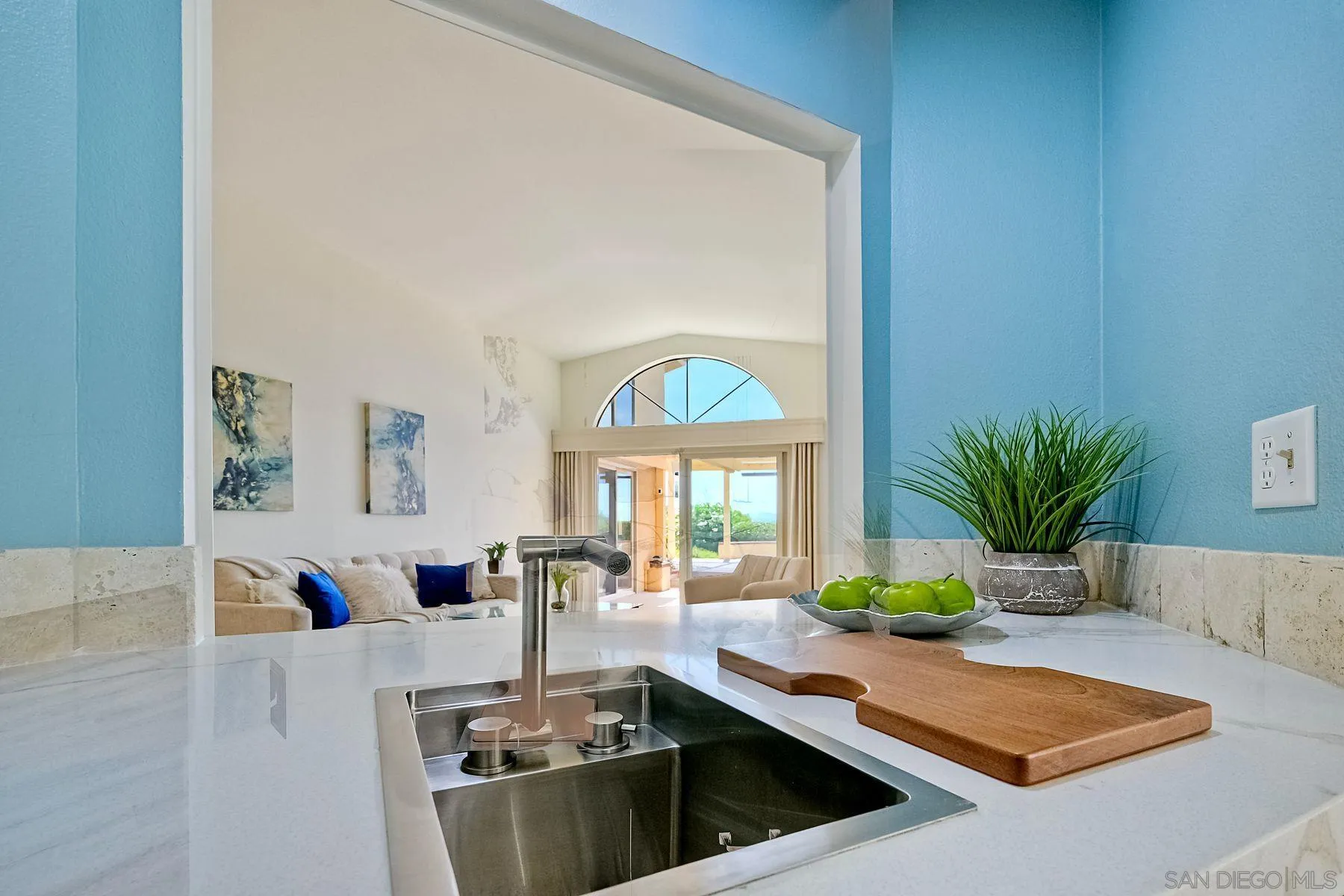 https://cdn.realtyfeed.com/cdn/127/250037568/793bab47abd19d9726356650d0c60993.webp