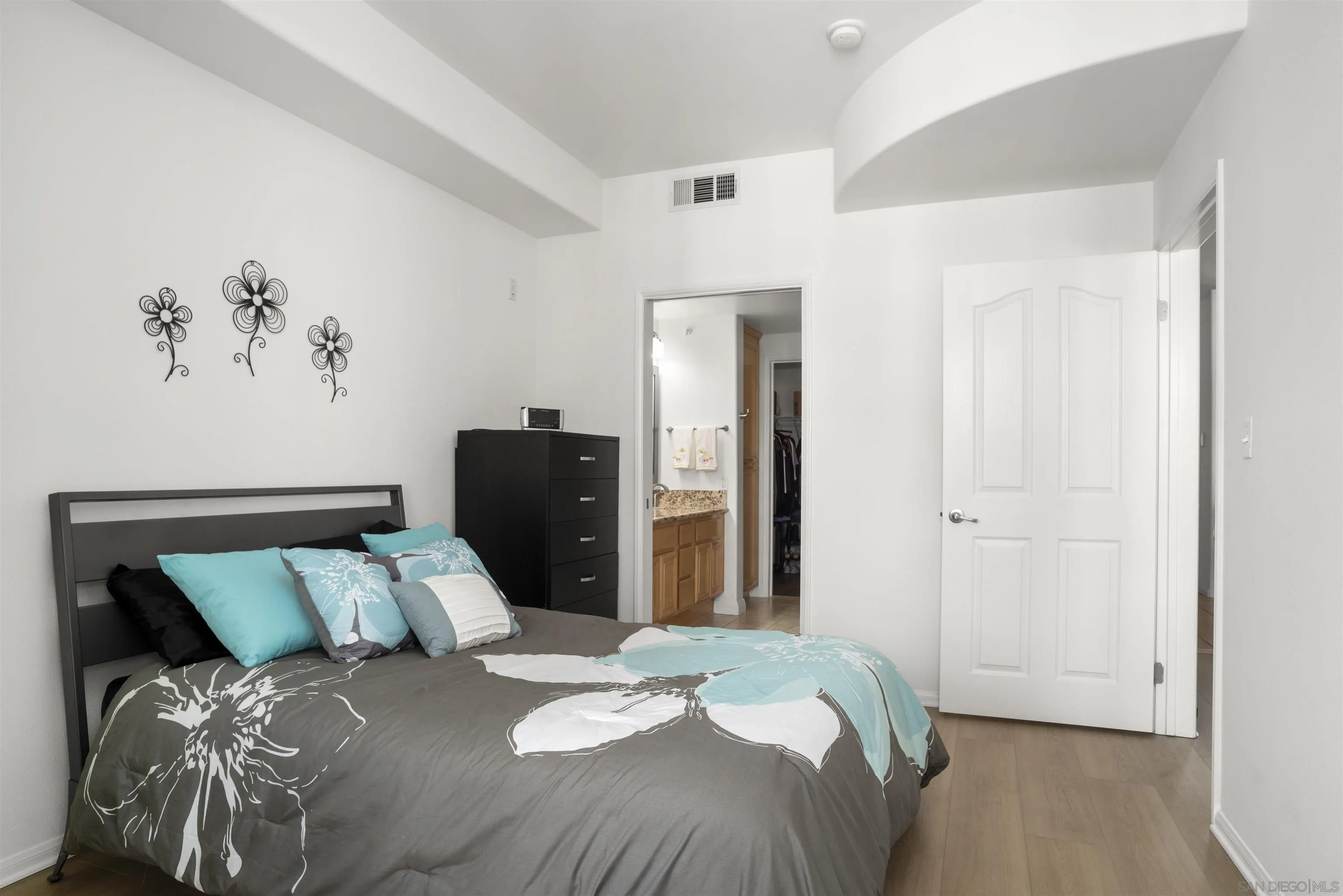https://cdn.realtyfeed.com/cdn/127/250037573/73fbd6f4ca9d4453b8594b2bfd4e716a.webp