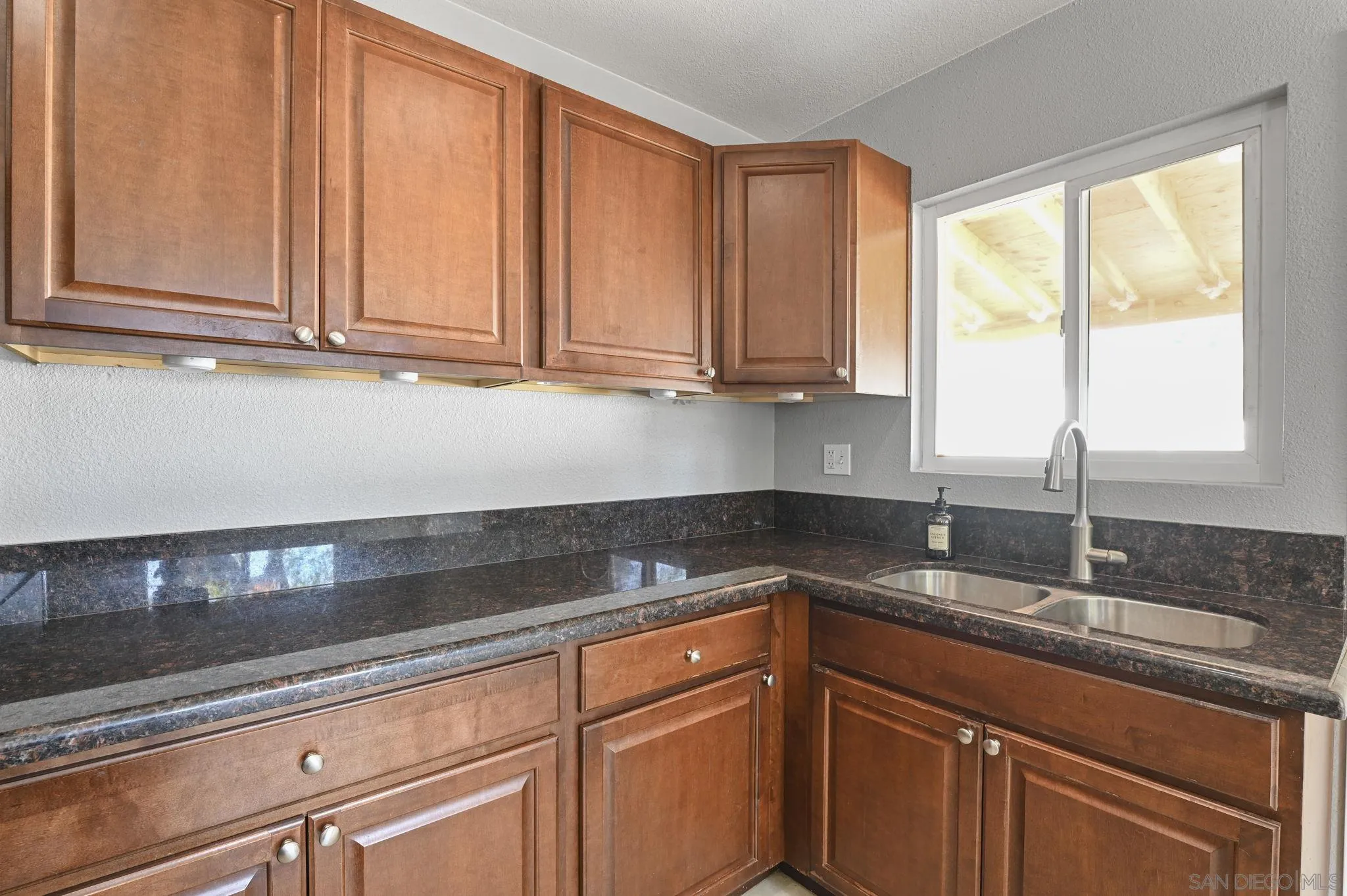 https://cdn.realtyfeed.com/cdn/127/250037575/372ab87b042bd38c55bdd79ec989bfb8.webp