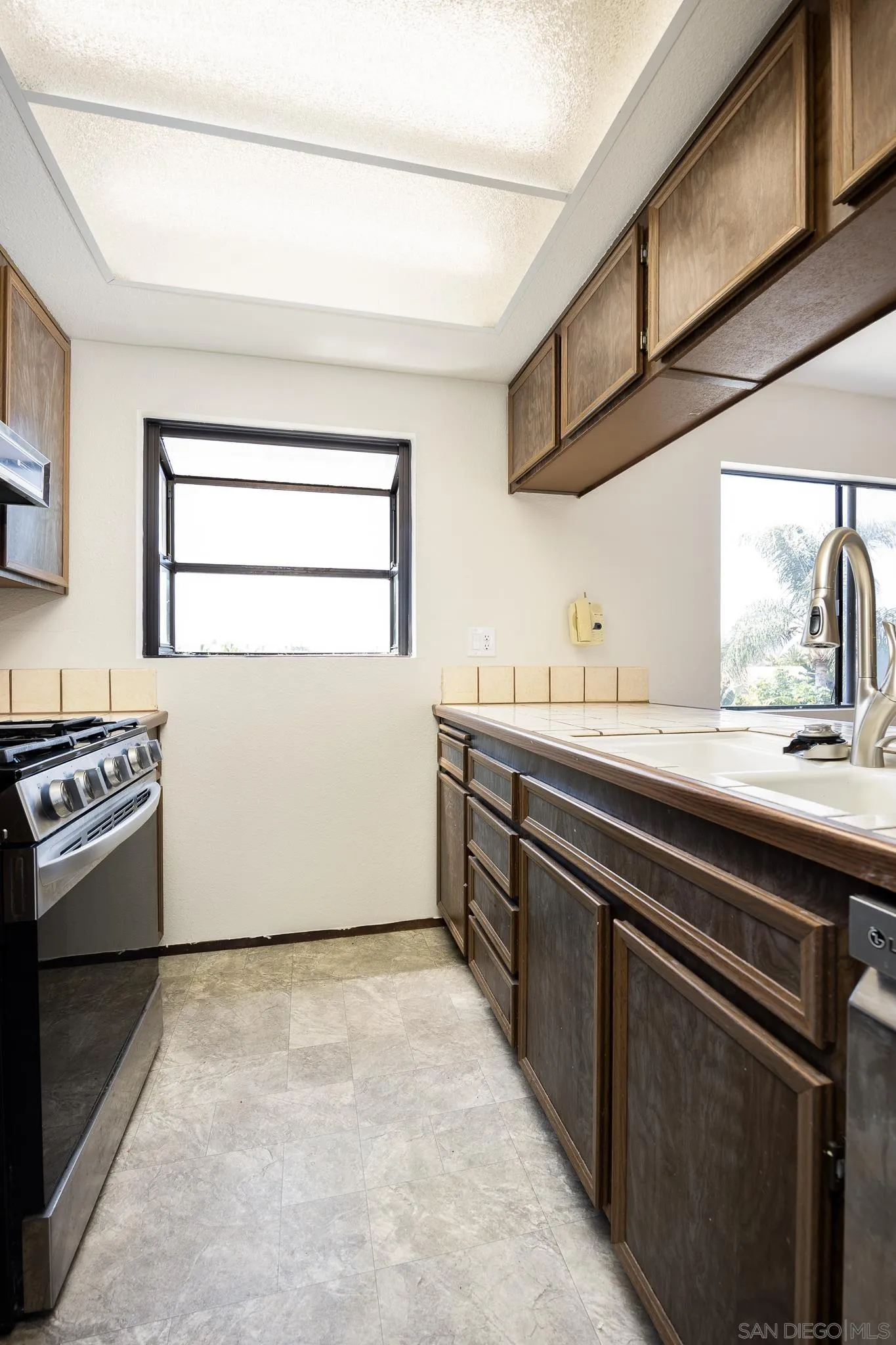 https://cdn.realtyfeed.com/cdn/127/250037593/2374542d82d13eecfe6fea51fab79042.webp