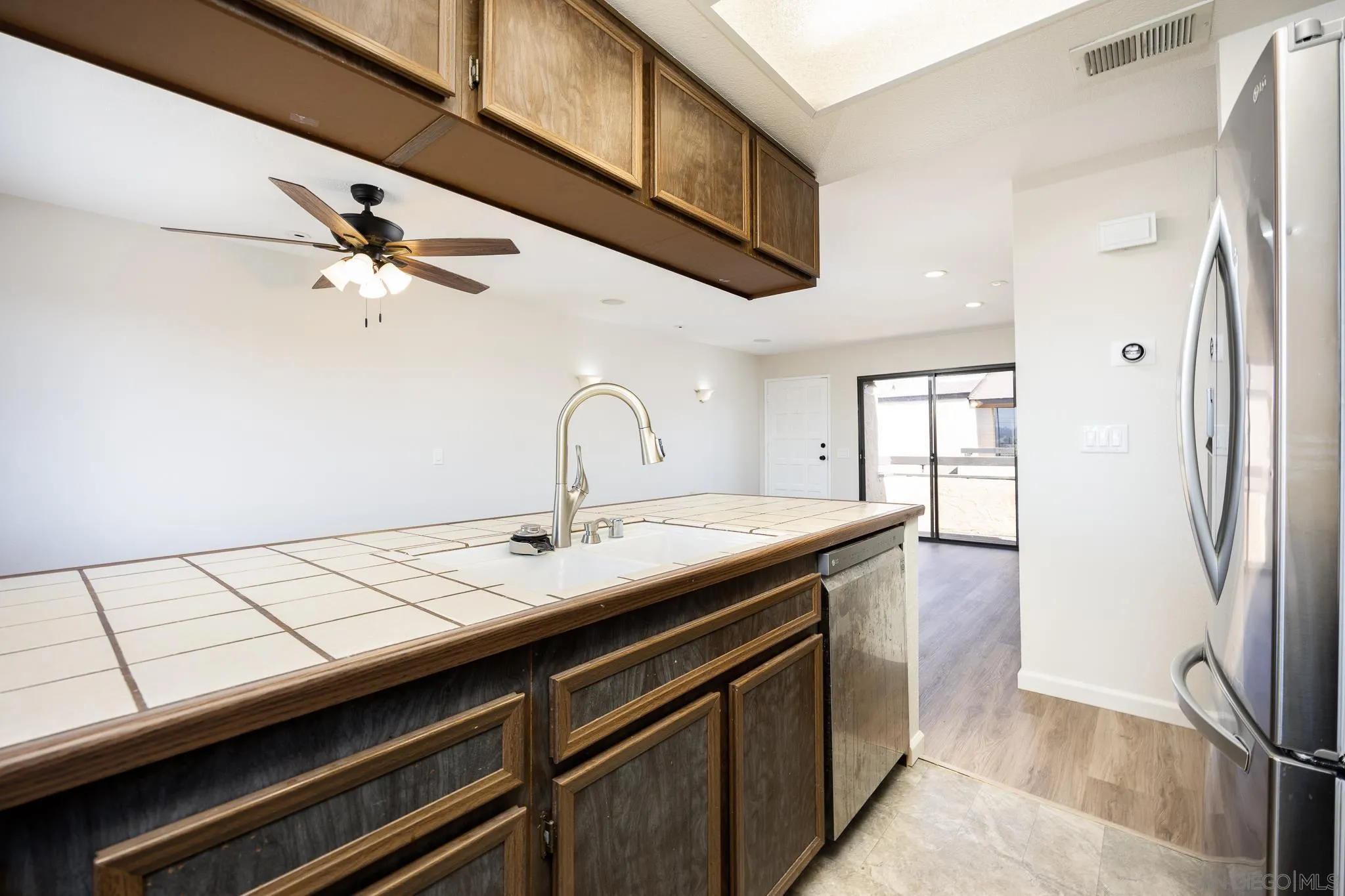 https://cdn.realtyfeed.com/cdn/127/250037593/2c2d2ae89f87d2ffa56c499f5a1481e2.webp