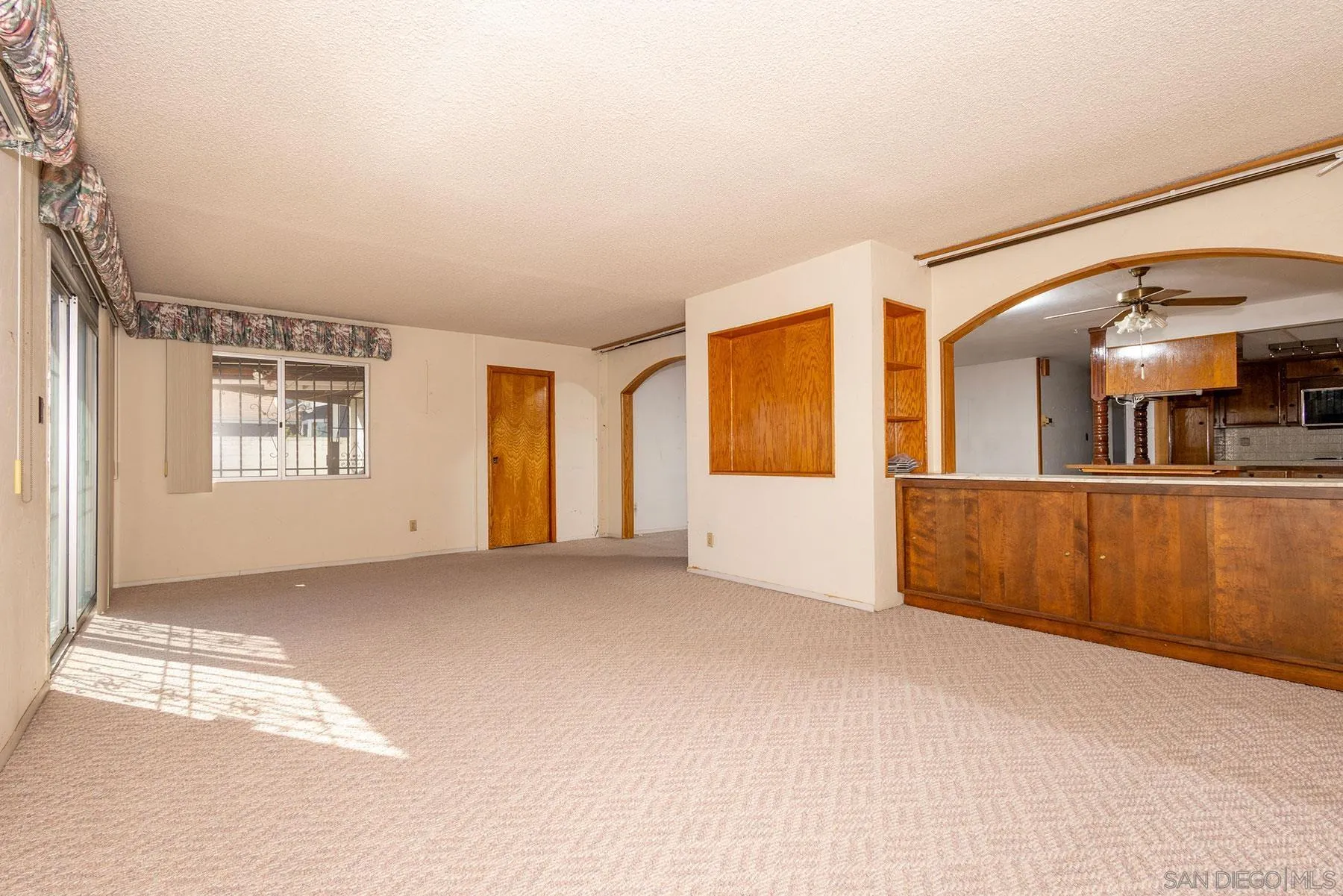 https://cdn.realtyfeed.com/cdn/127/250037598/6384ded2cc4554c306bed2bdf575aee1.webp