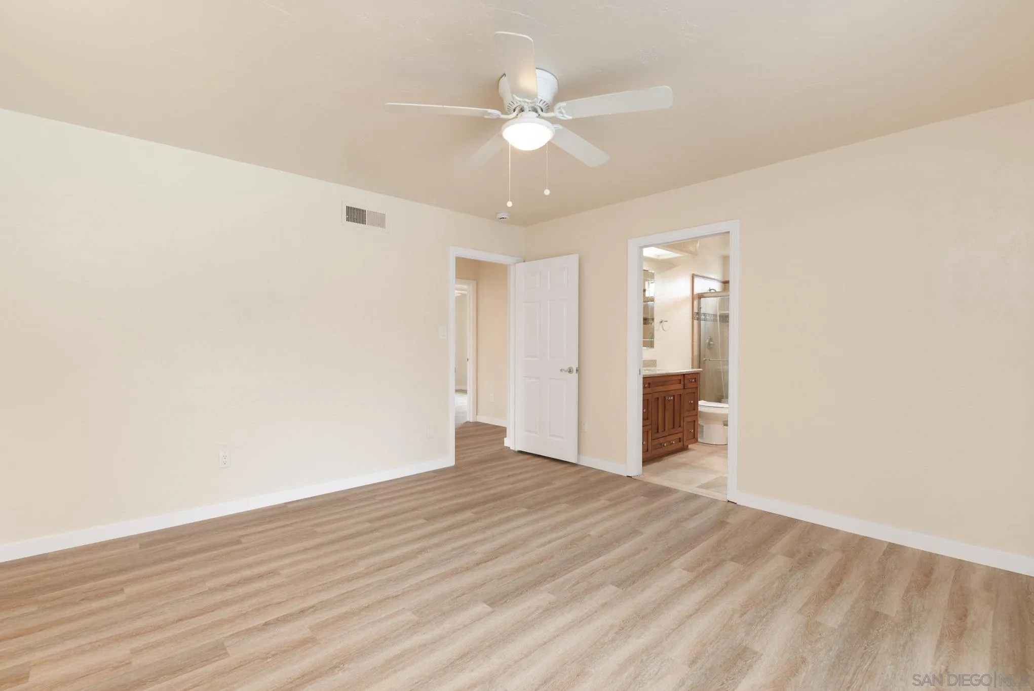 https://cdn.realtyfeed.com/cdn/127/250037599/5afb2a4e1a45e64d7e4d5bc83c81a29c.webp