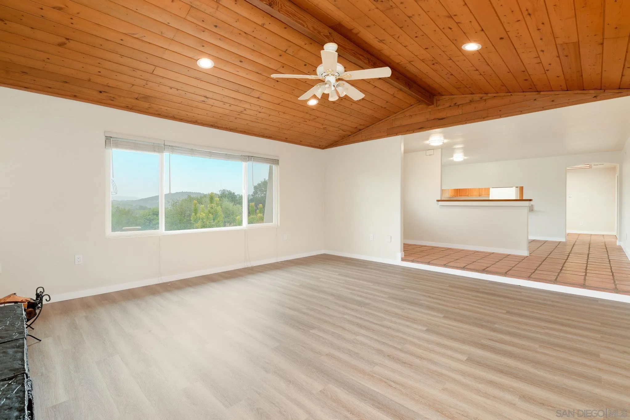 https://cdn.realtyfeed.com/cdn/127/250037599/8e1255dad2765f98cfddf5c3846fe651.webp