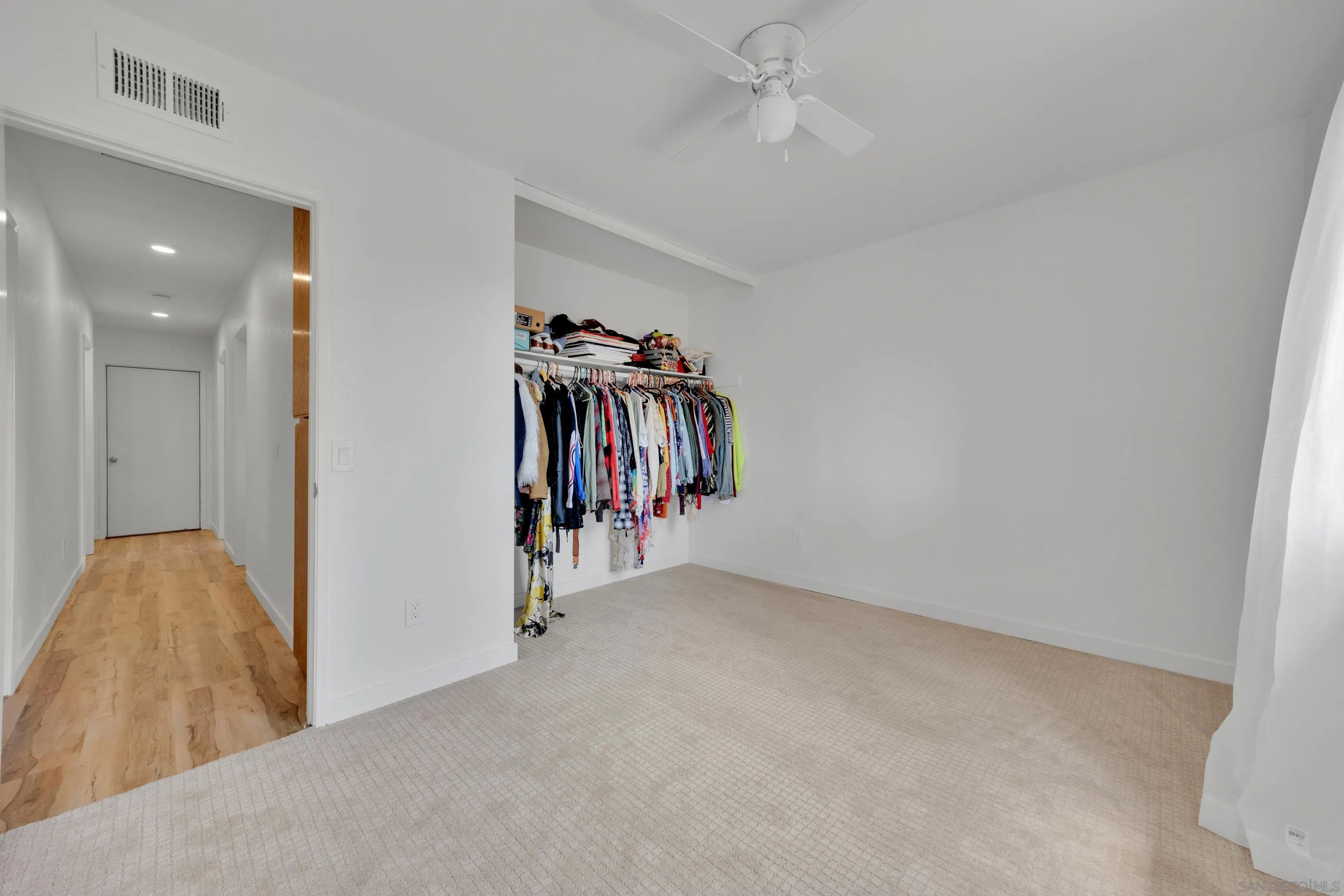 https://cdn.realtyfeed.com/cdn/127/250037601/161ad8dca35ebca850607c264efe0aa4.webp
