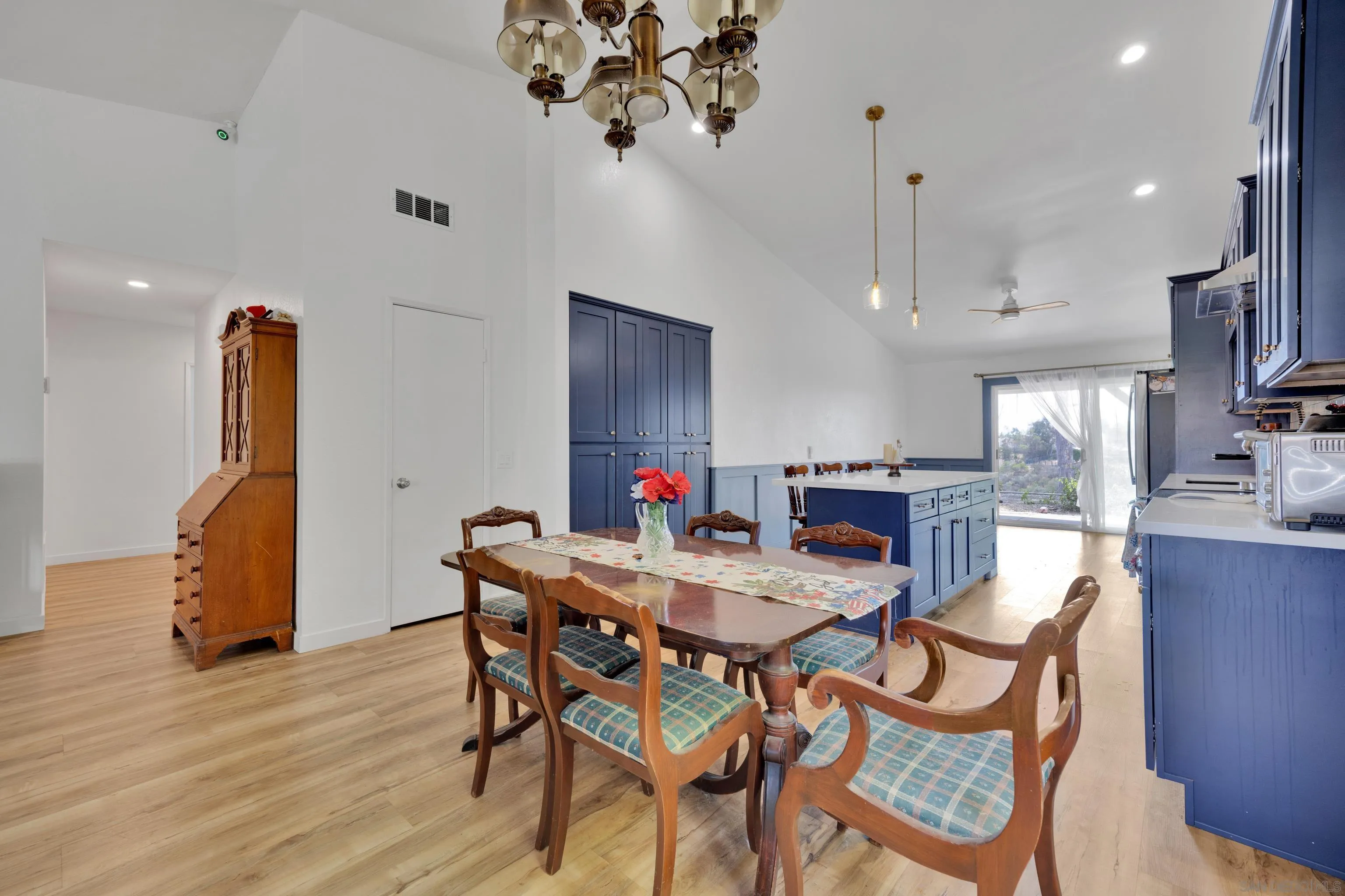 https://cdn.realtyfeed.com/cdn/127/250037601/a6c8a353e0912f07845cb35a93ba76ed.webp