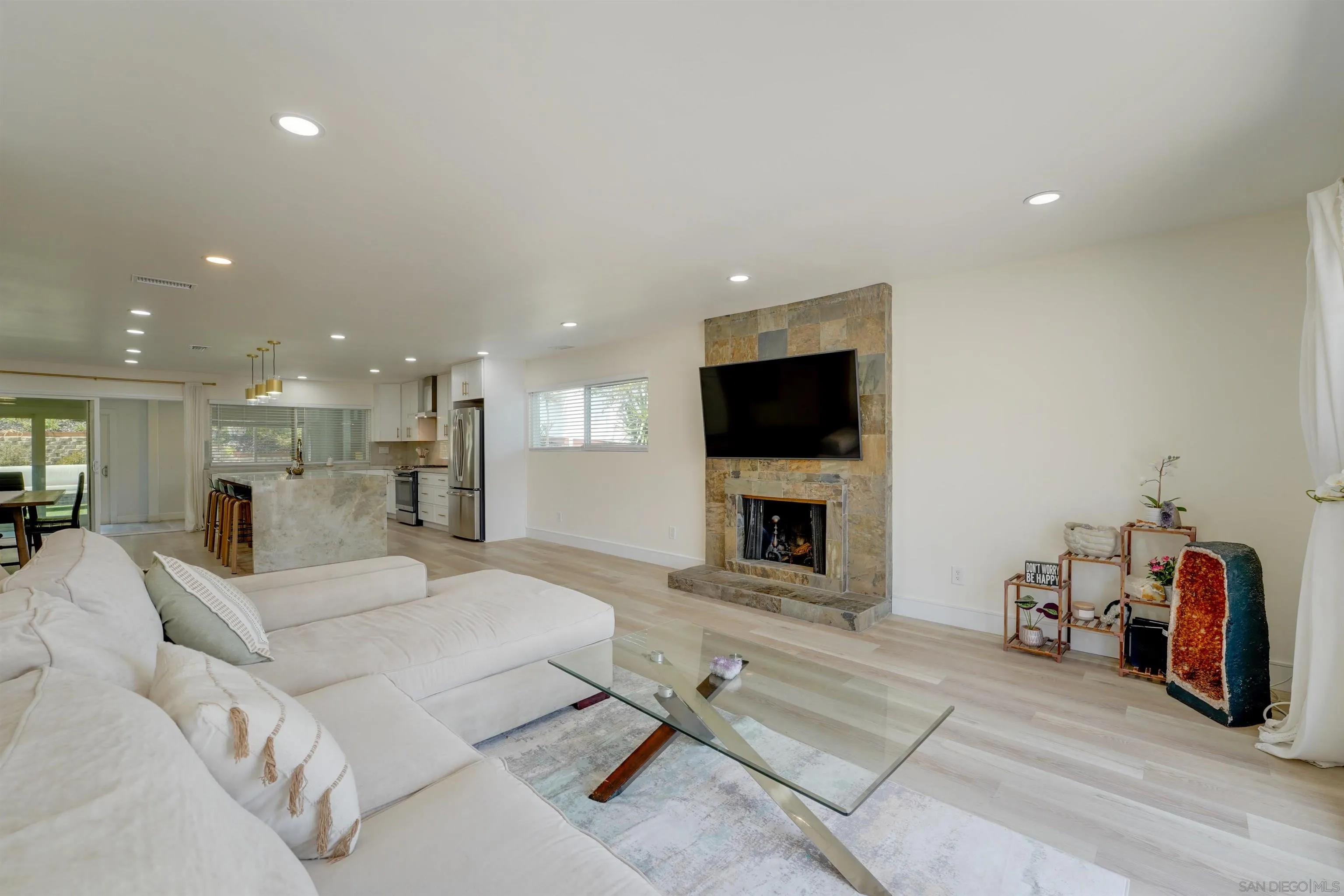 https://cdn.realtyfeed.com/cdn/127/250037610/6acc7b3e34fbd85f05926a5231e84808.webp