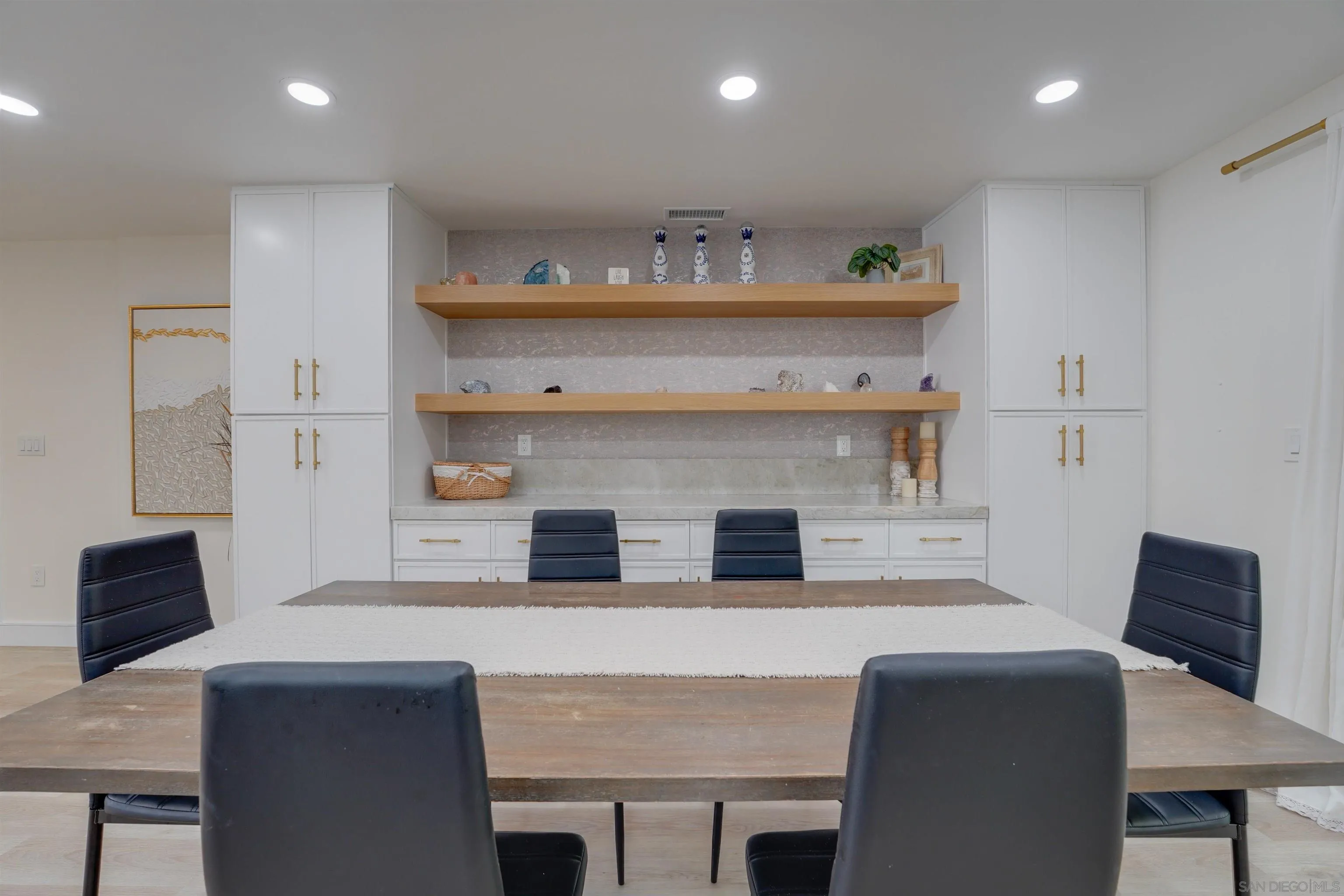 https://cdn.realtyfeed.com/cdn/127/250037610/dd00bf6c4557eeec8f53b9c823911045.webp