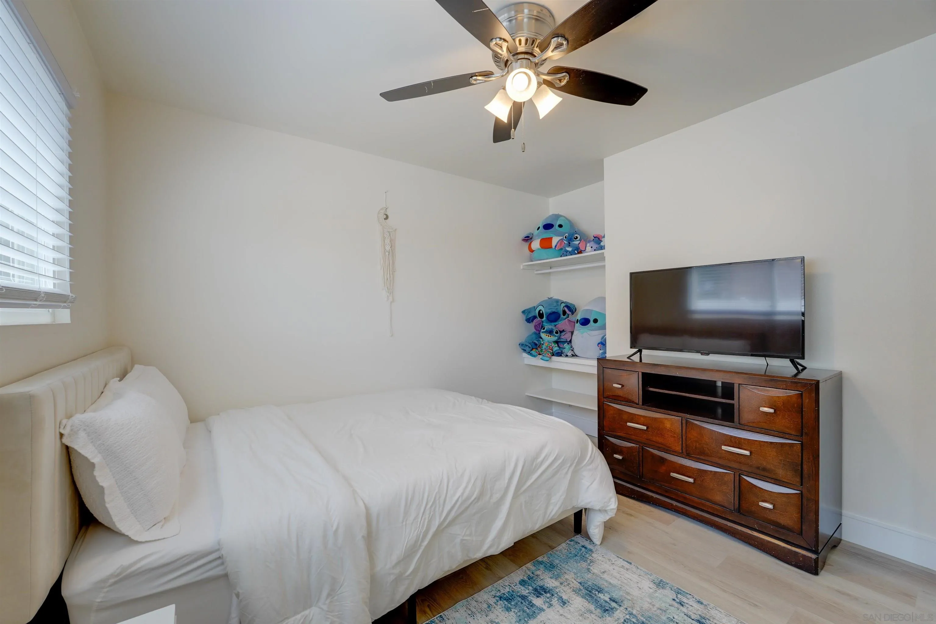 https://cdn.realtyfeed.com/cdn/127/250037610/efa9168da63615b81ce231e08b0a7f38.webp