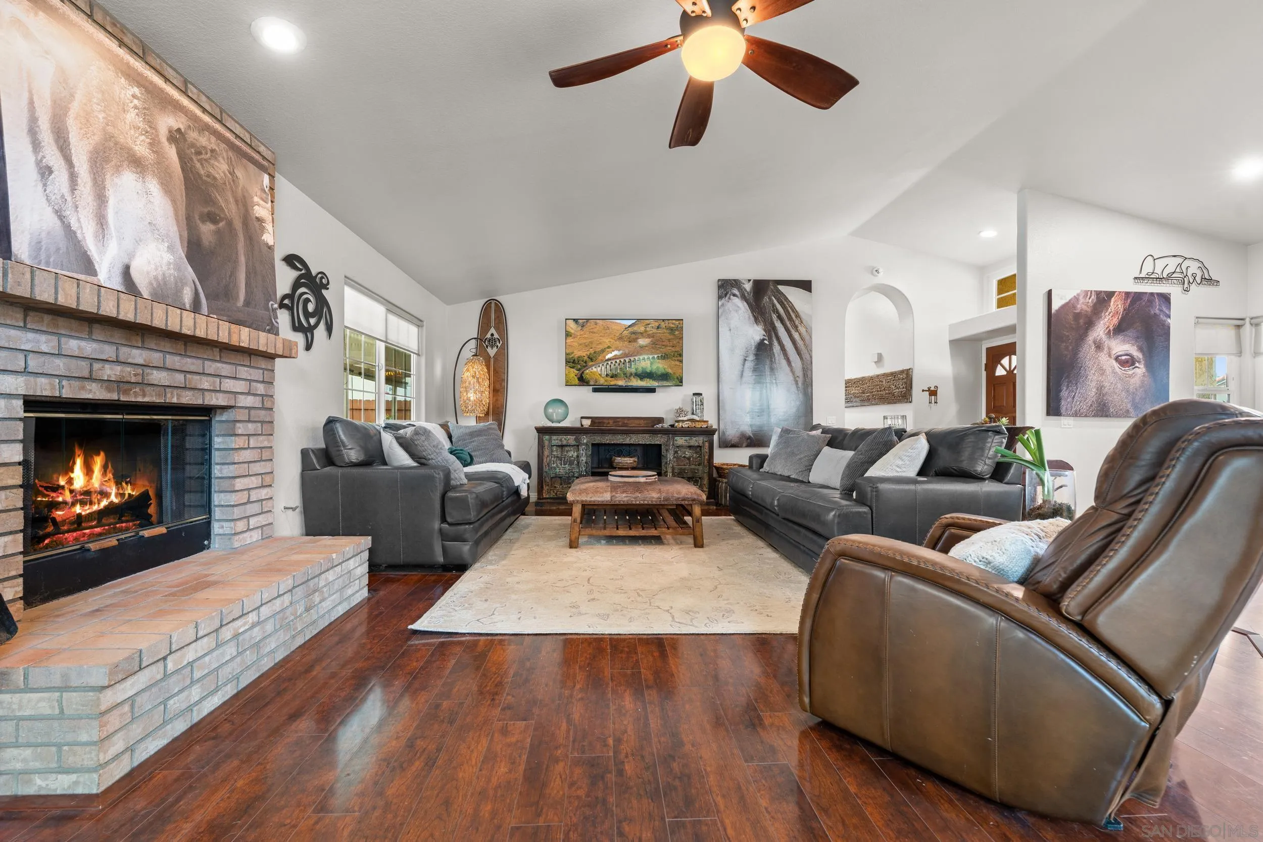 https://cdn.realtyfeed.com/cdn/127/250037611/54aa84ea5bc2009bfe2a477c4045278e.webp