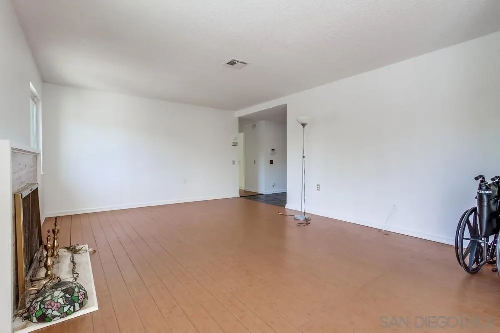 https://cdn.realtyfeed.com/cdn/127/250037612/0c3d09adf79cae7d6086eab761bb6c42.webp