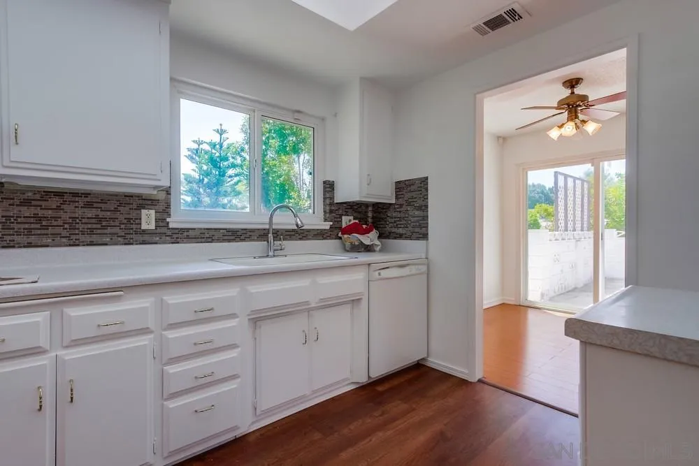 https://cdn.realtyfeed.com/cdn/127/250037612/739327bd78c410942642447e9814ffe2.webp