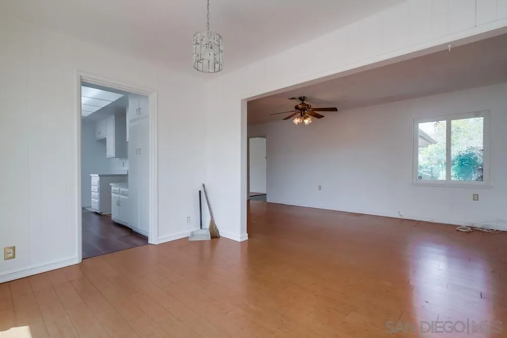 https://cdn.realtyfeed.com/cdn/127/250037612/ea6d9d61841862ee74ab9f52b6d678bf.webp