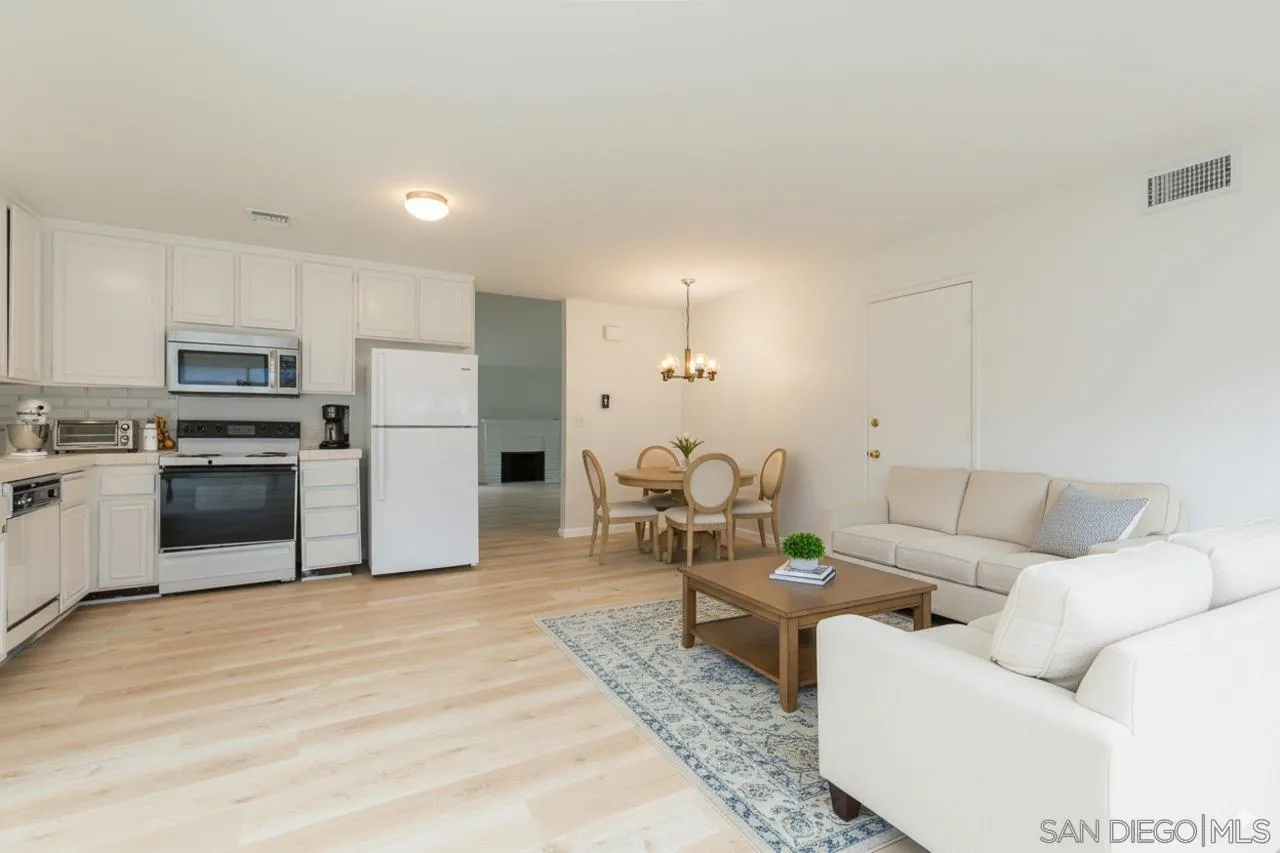 https://cdn.realtyfeed.com/cdn/127/250037613/421bb300dcafa4815909b5577310a37f.webp