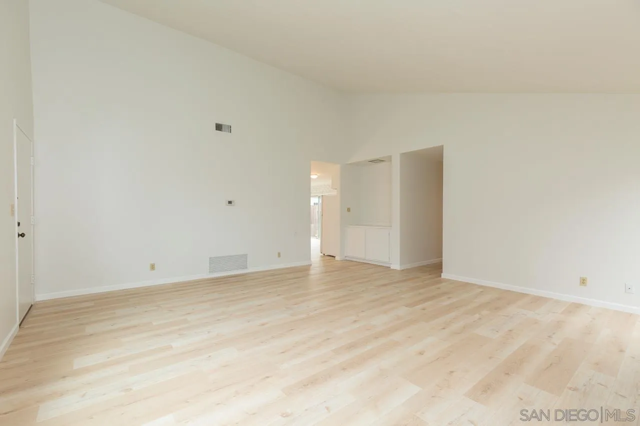 https://cdn.realtyfeed.com/cdn/127/250037613/710c705e1cf0a8bd985445cc89174ba6.webp