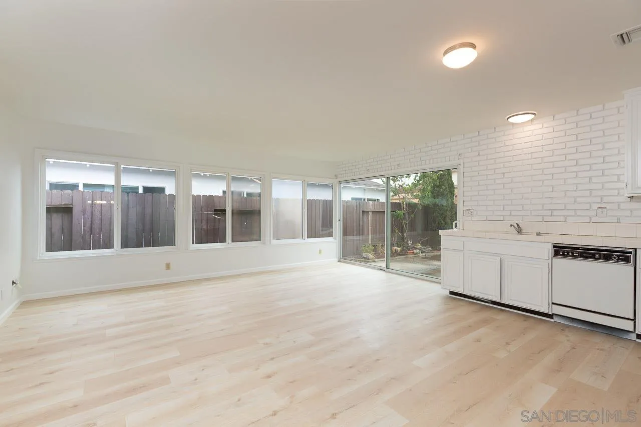 https://cdn.realtyfeed.com/cdn/127/250037613/798a7581963511b9daf386a2809998ff.webp