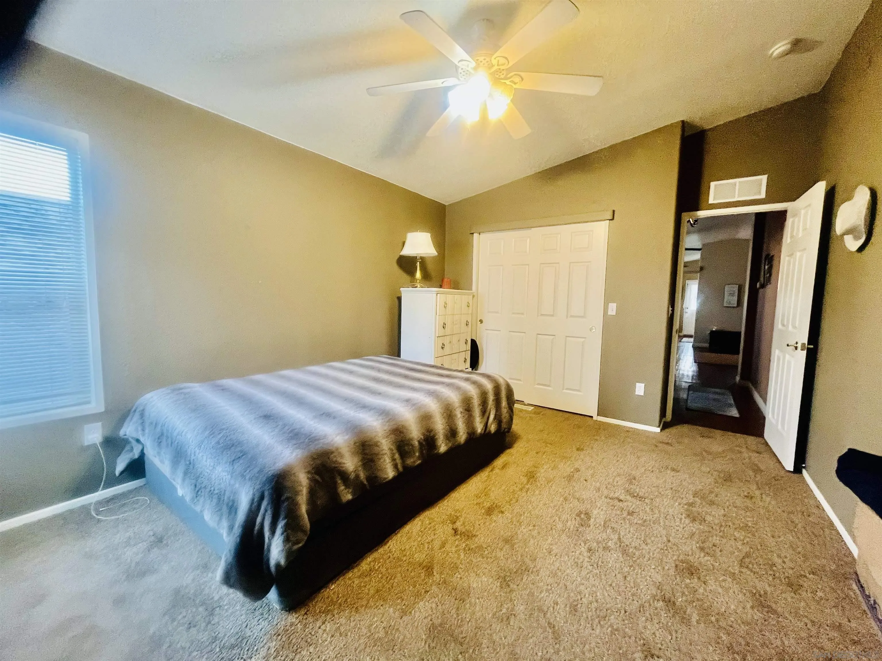 https://cdn.realtyfeed.com/cdn/127/250037617/4fe80a79a1740a1e66e6e218c6289df2.webp
