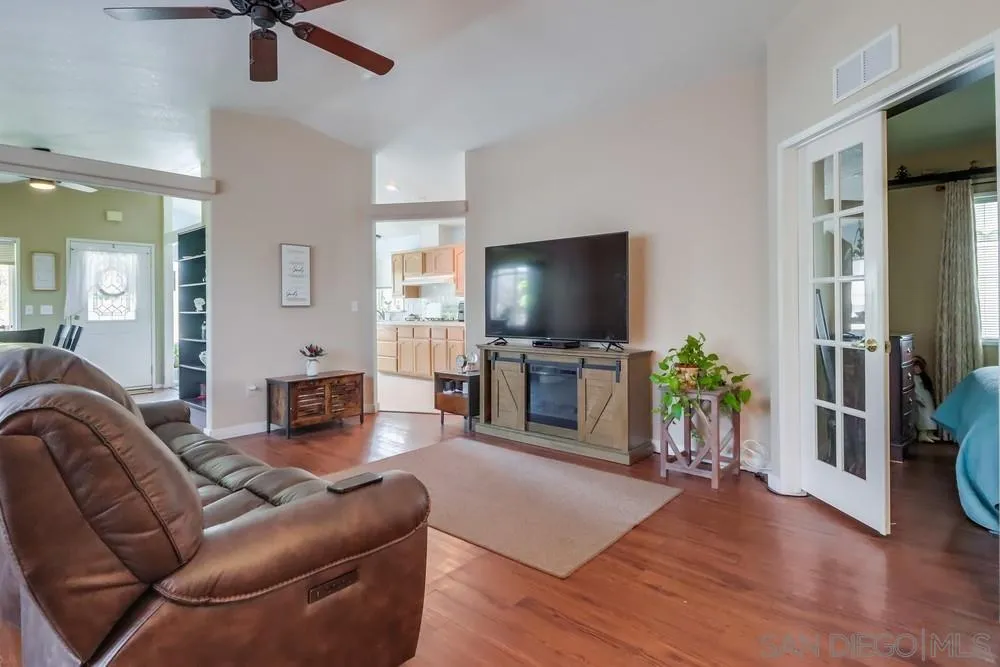 https://cdn.realtyfeed.com/cdn/127/250037617/b9f1c8eb0b0bc5092877e5fedf9c1512.webp