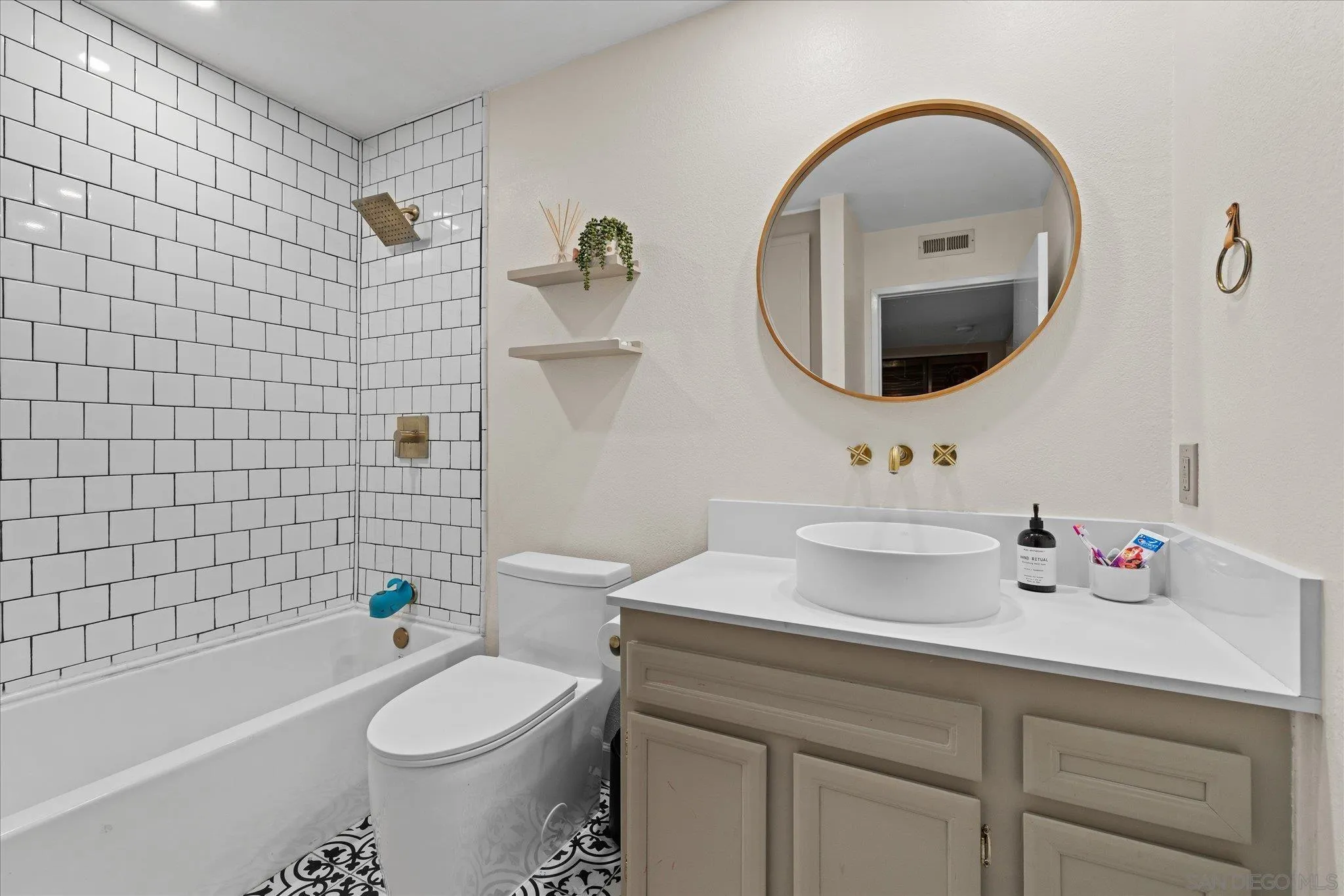 https://cdn.realtyfeed.com/cdn/127/250037619/79fcdf28de42c40c98811fe844489c38.webp
