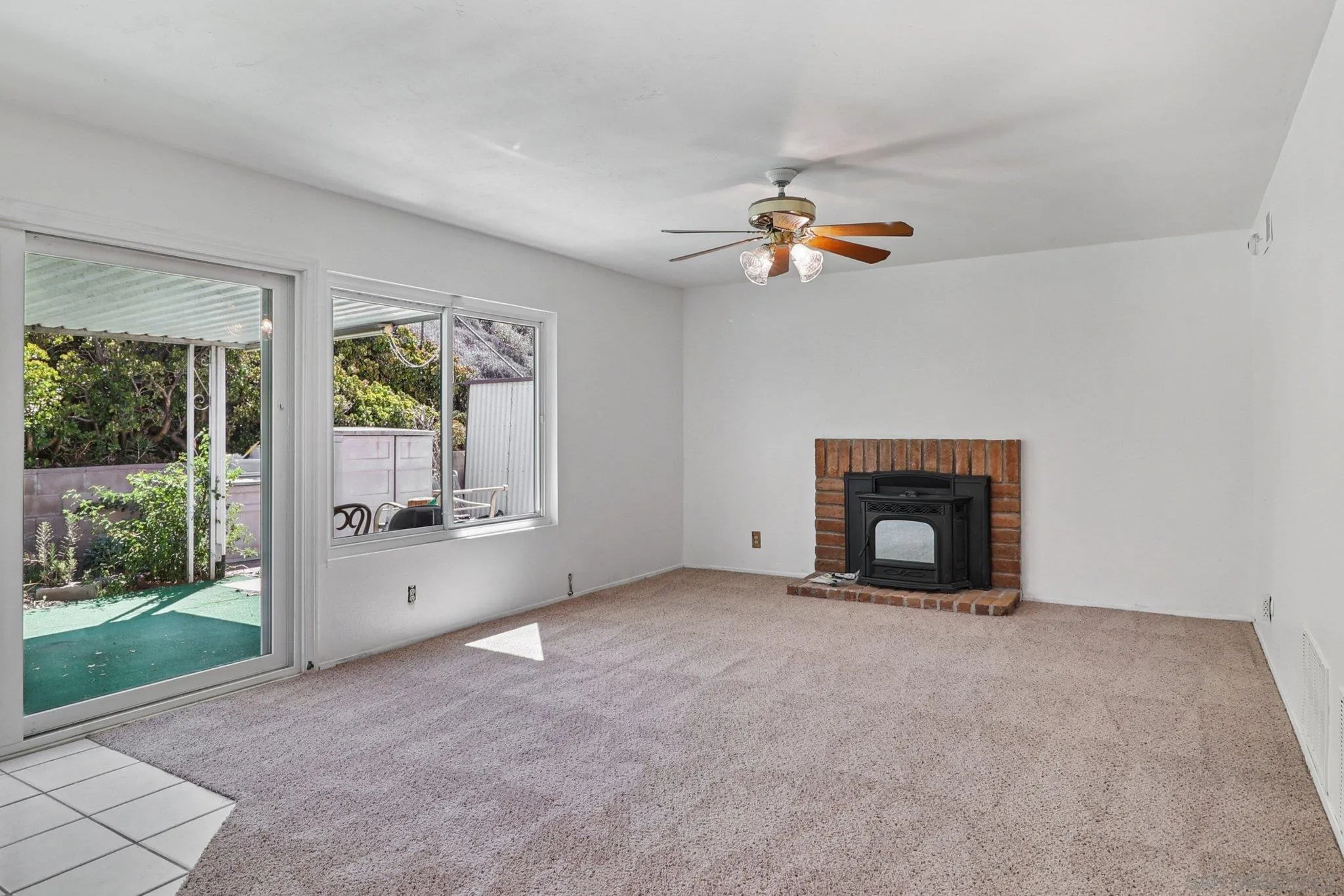 https://cdn.realtyfeed.com/cdn/127/250037623/cec73d0e99feb05cbb81cb8debb6b7d9.webp