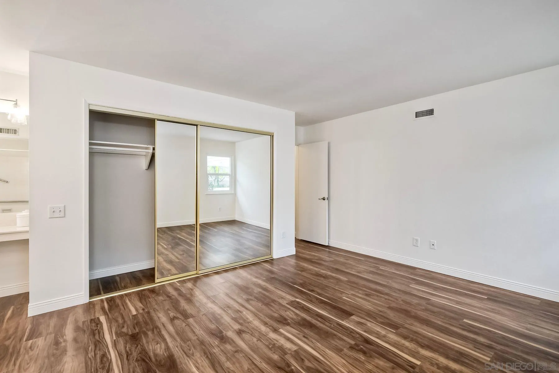 https://cdn.realtyfeed.com/cdn/127/250037624/1b6c4ed7ccb7d85b2374298de689ea78.webp