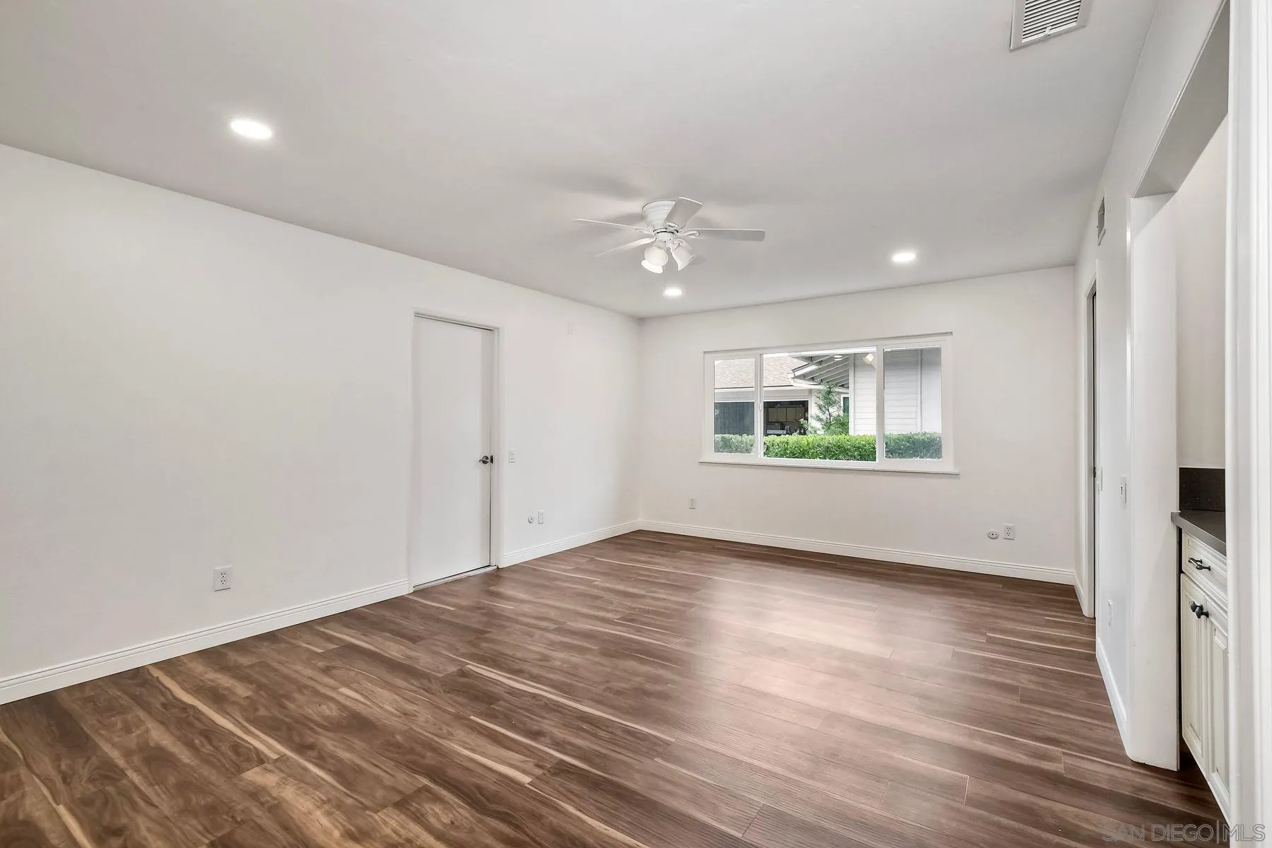 https://cdn.realtyfeed.com/cdn/127/250037624/d9a4f3aec517f45d7cf16b6d214944dd.webp