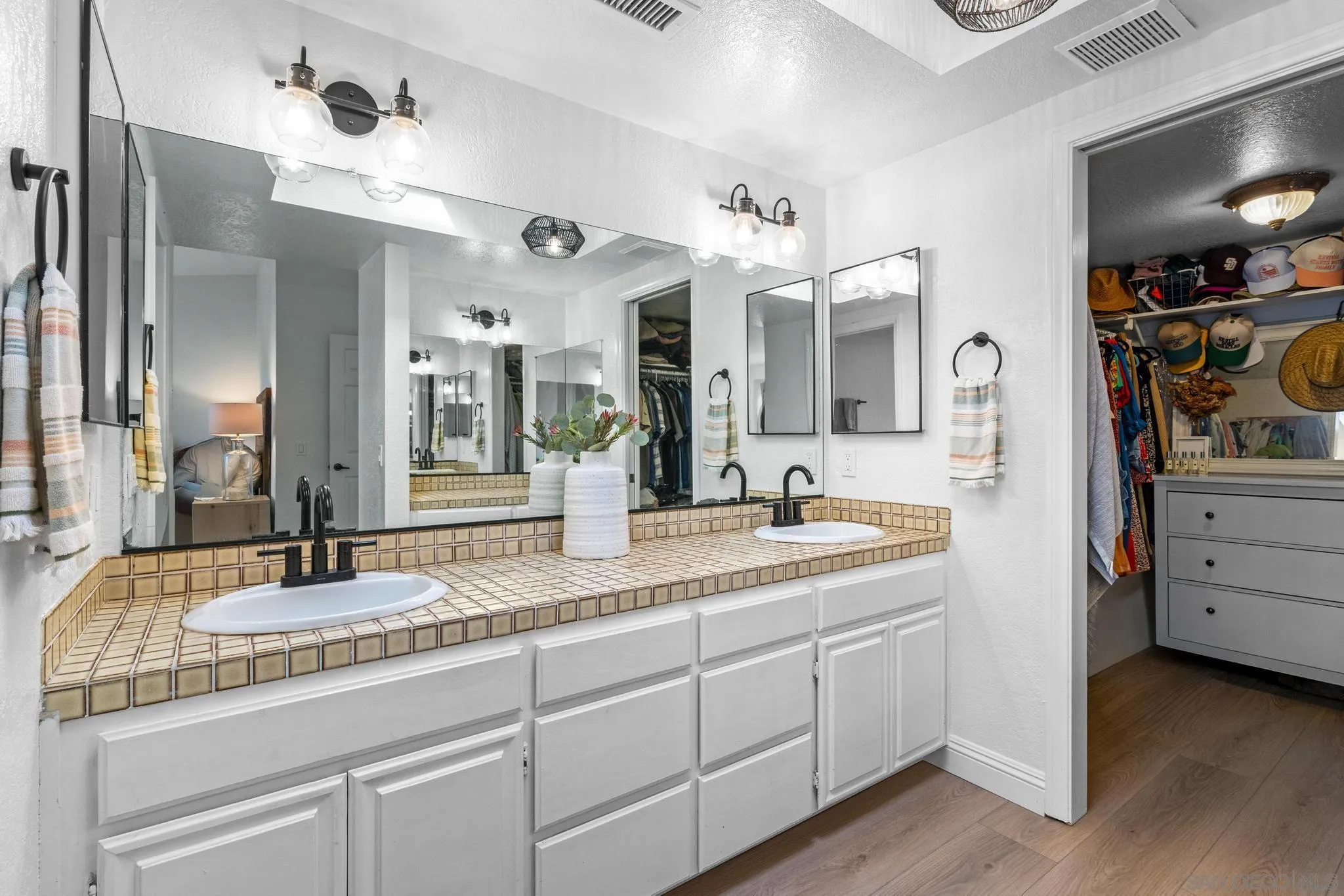 https://cdn.realtyfeed.com/cdn/127/250037626/e5b0b6f1bc3e2e93f2d513f1e02a1506.webp