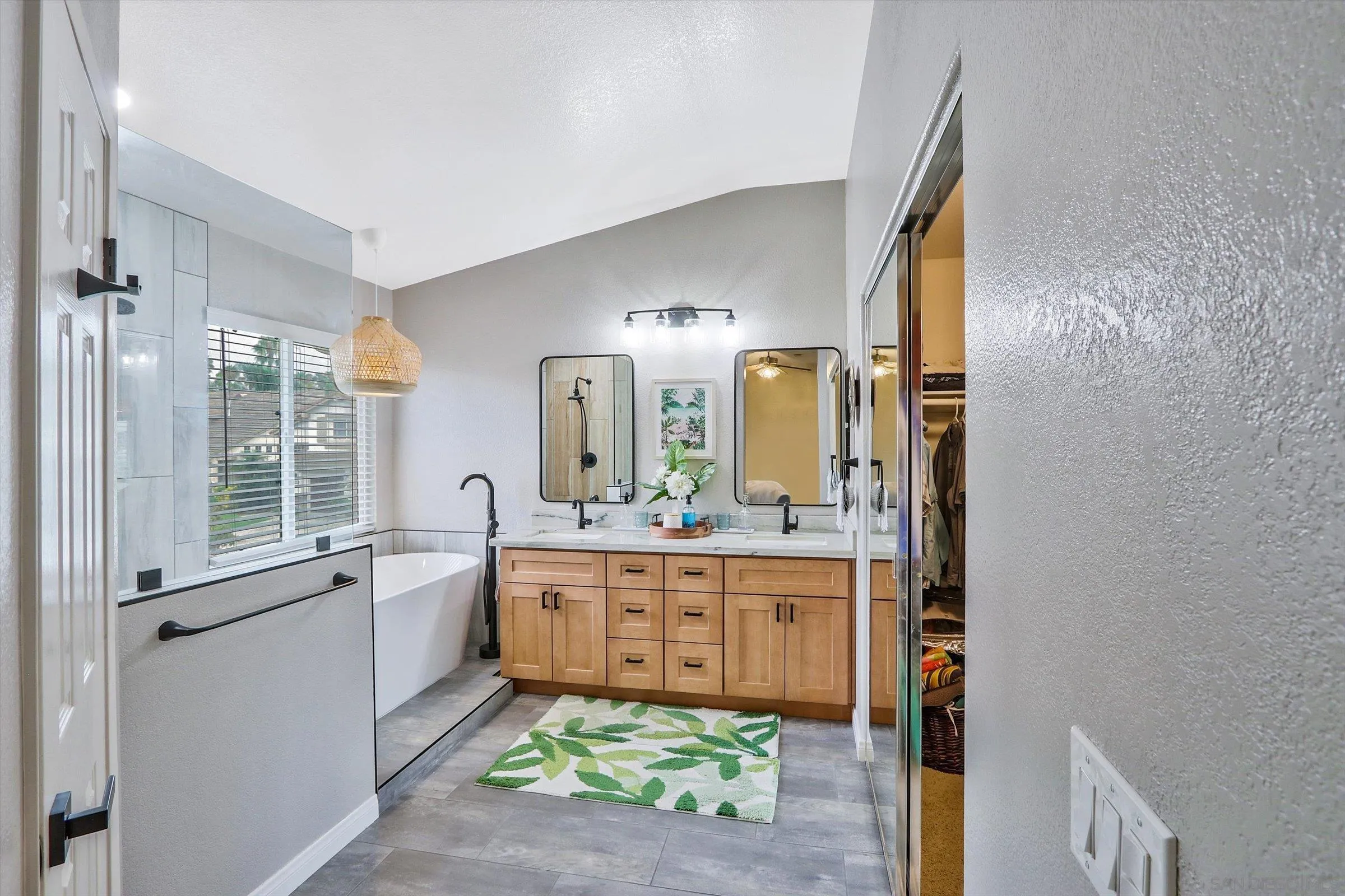 https://cdn.realtyfeed.com/cdn/127/250037641/bac9254e544d895bed4ff264e118fef8.webp