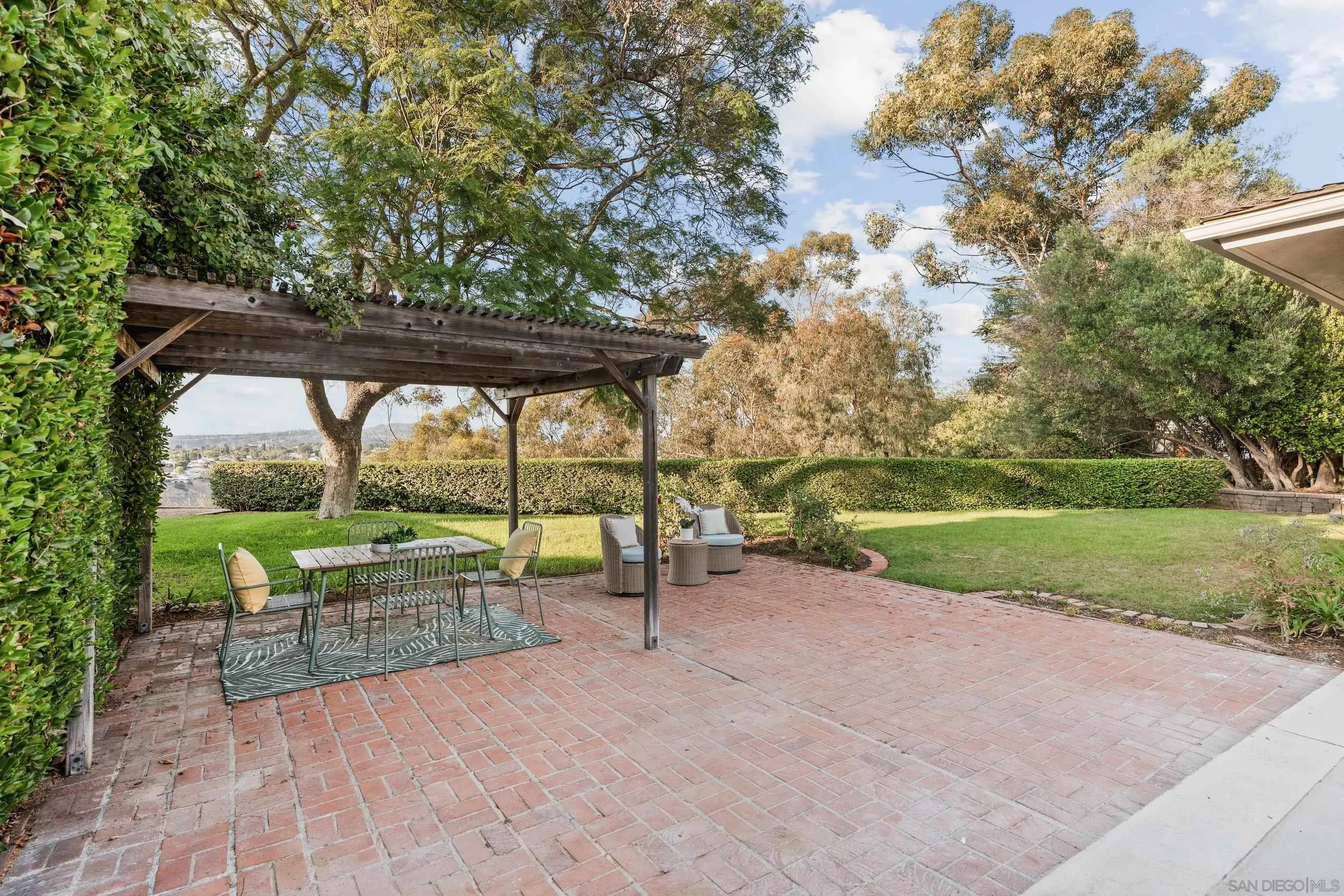 https://cdn.realtyfeed.com/cdn/127/250037653/3c7c646f4570c17ec0513a8663c37eff.webp