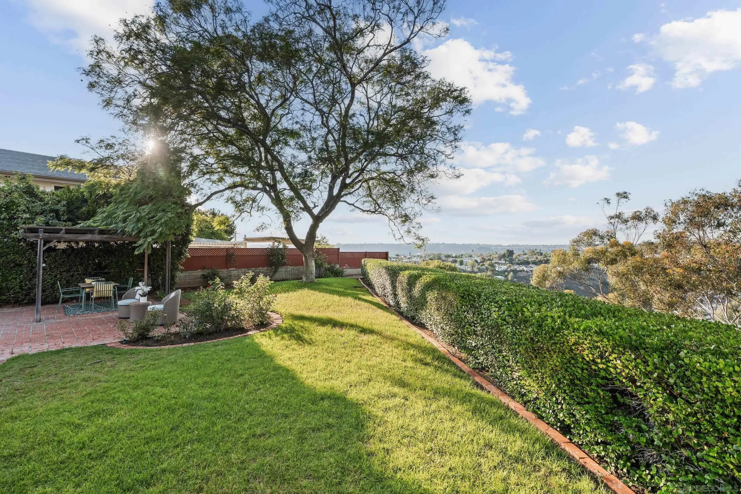 https://cdn.realtyfeed.com/cdn/127/250037653/530a1fa9c349e44680cc8ea2ccafbb71.webp